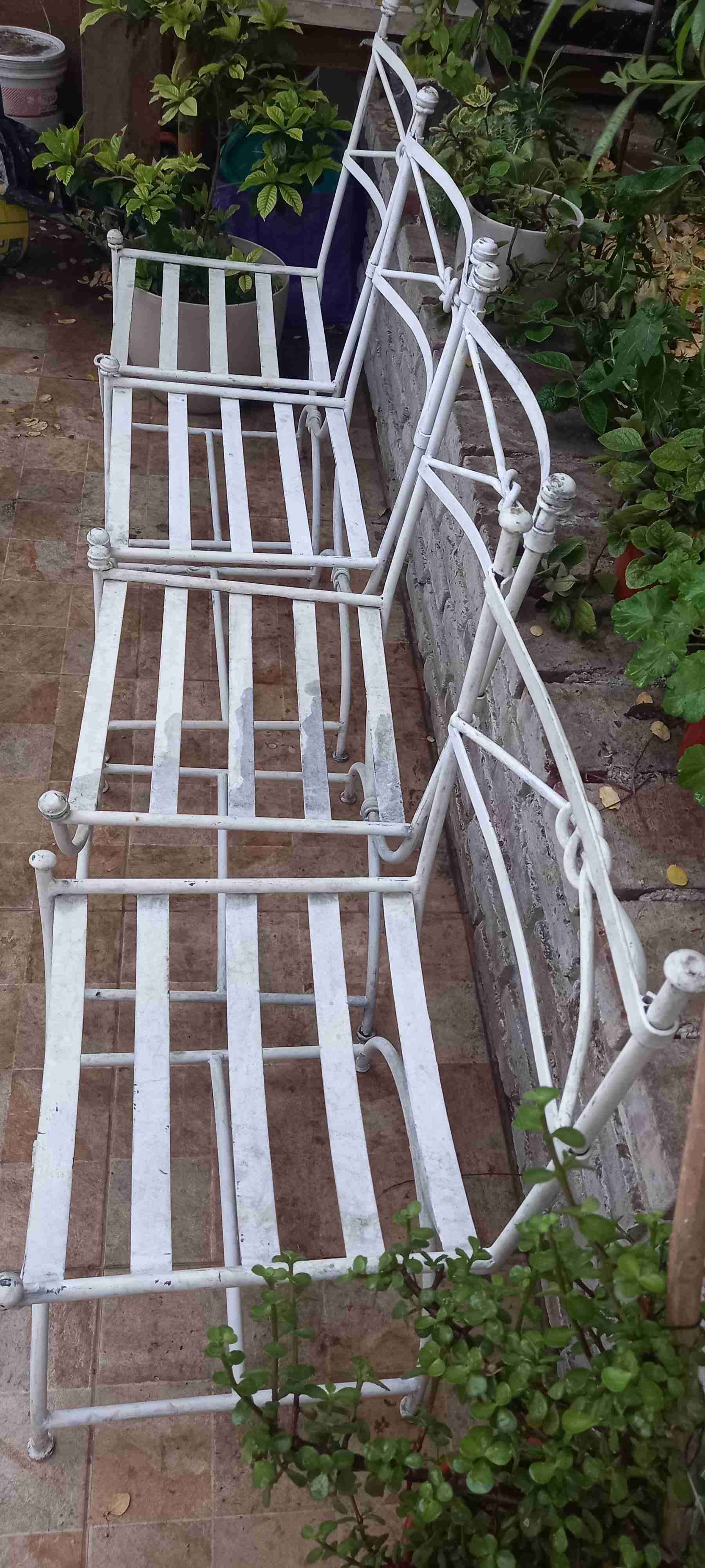 Juego de sillas de metal blancas - miniatura 5