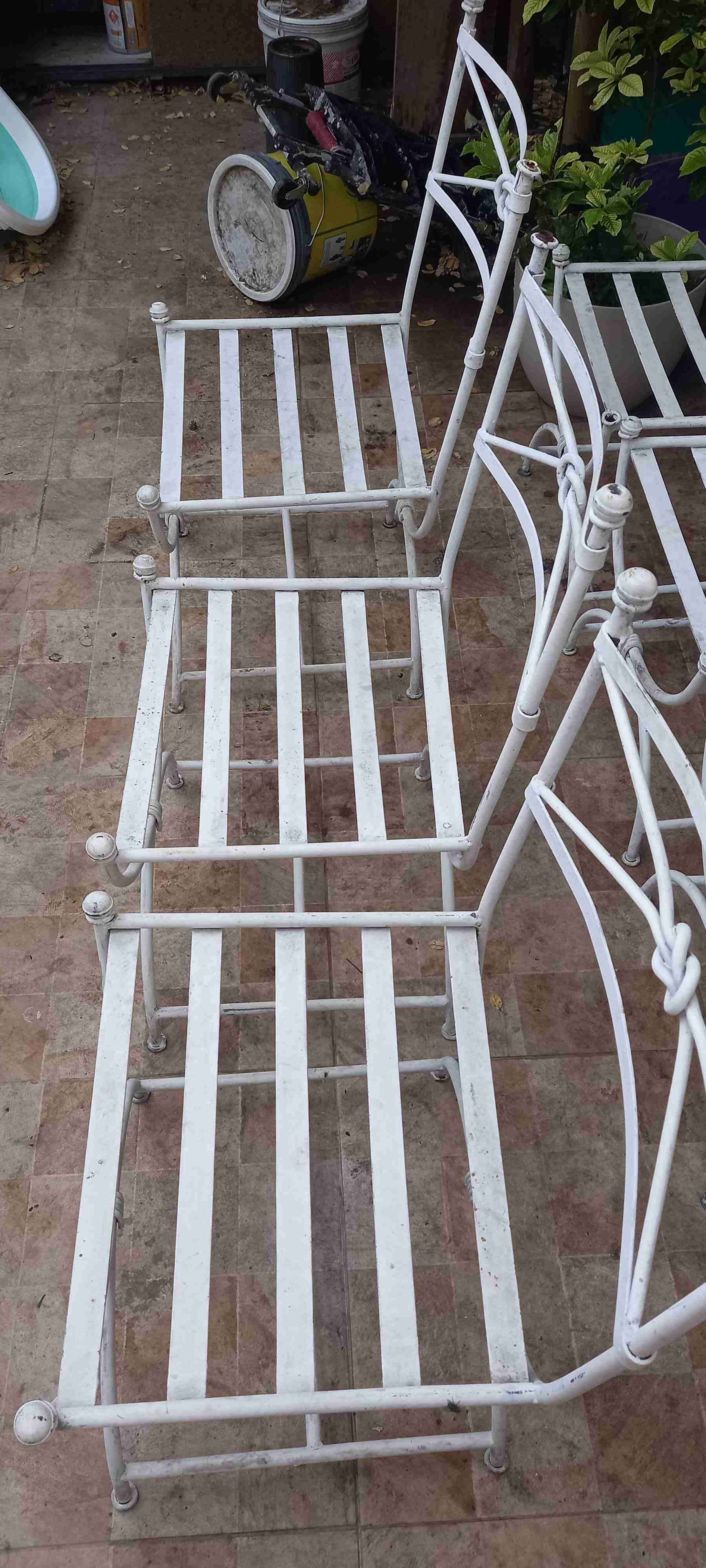 Juego de sillas de metal blancas - miniatura 6