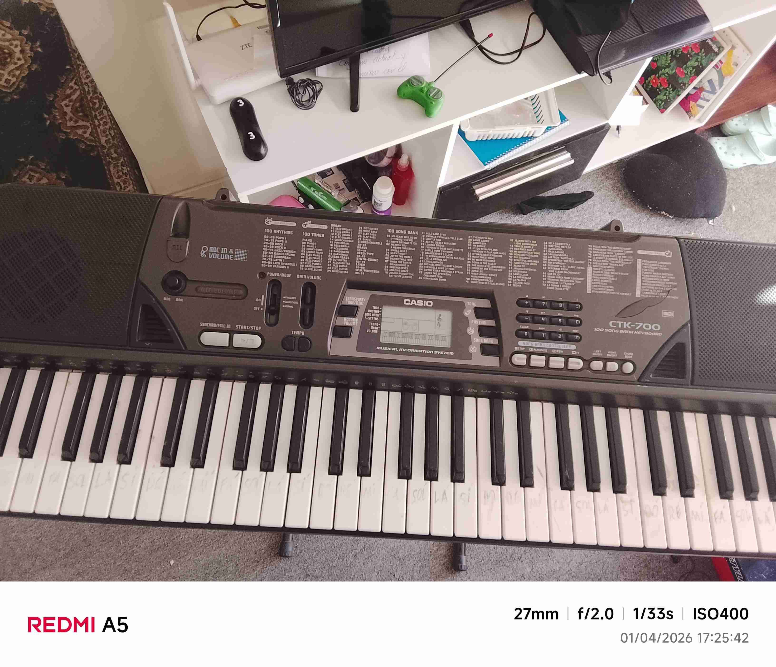 Teclado electrónico Casio con soporte - miniatura 3