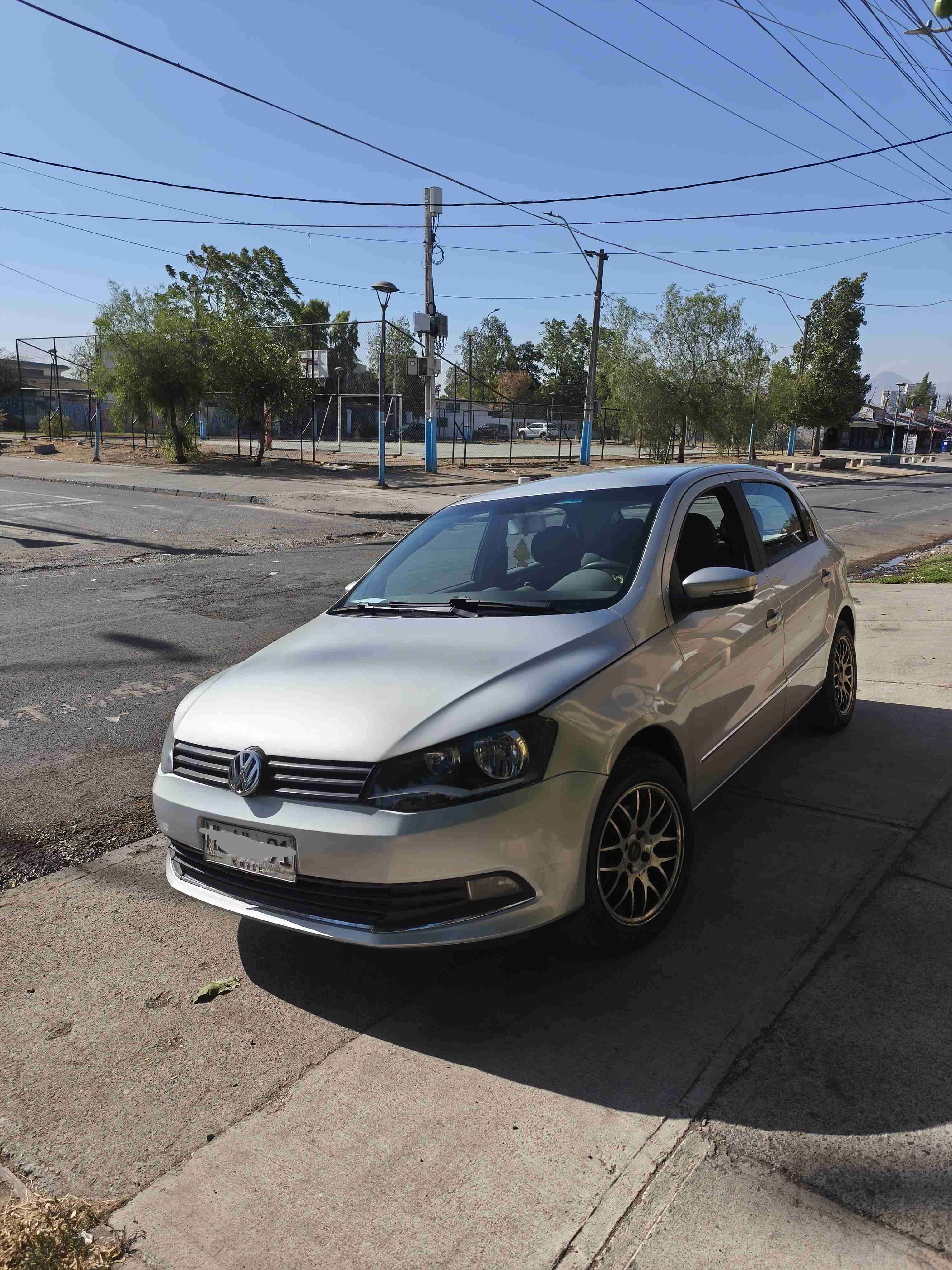 Auto sedán plateado en buen estado - miniatura 2