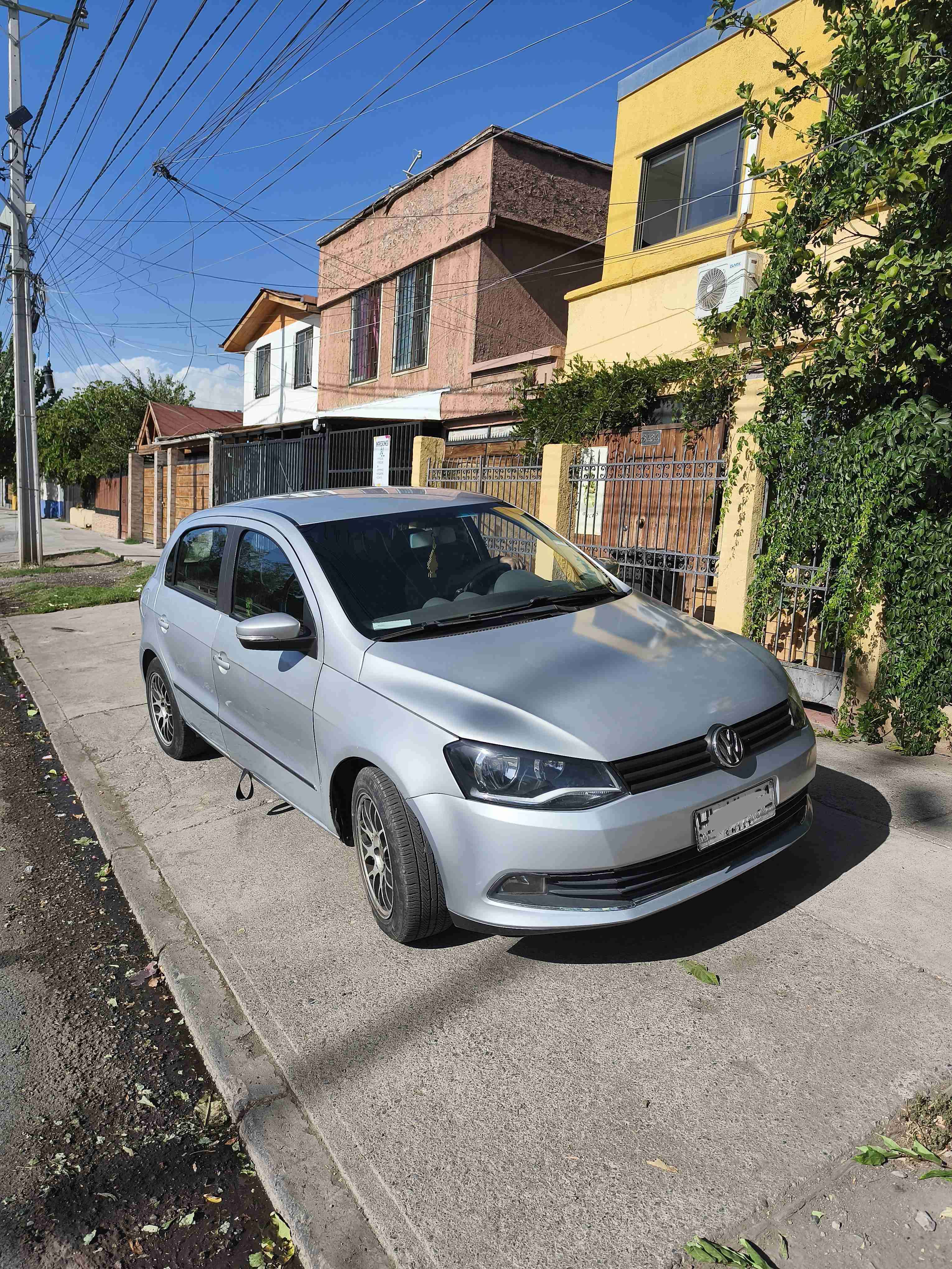 Auto sedán plateado en buen estado - miniatura 3