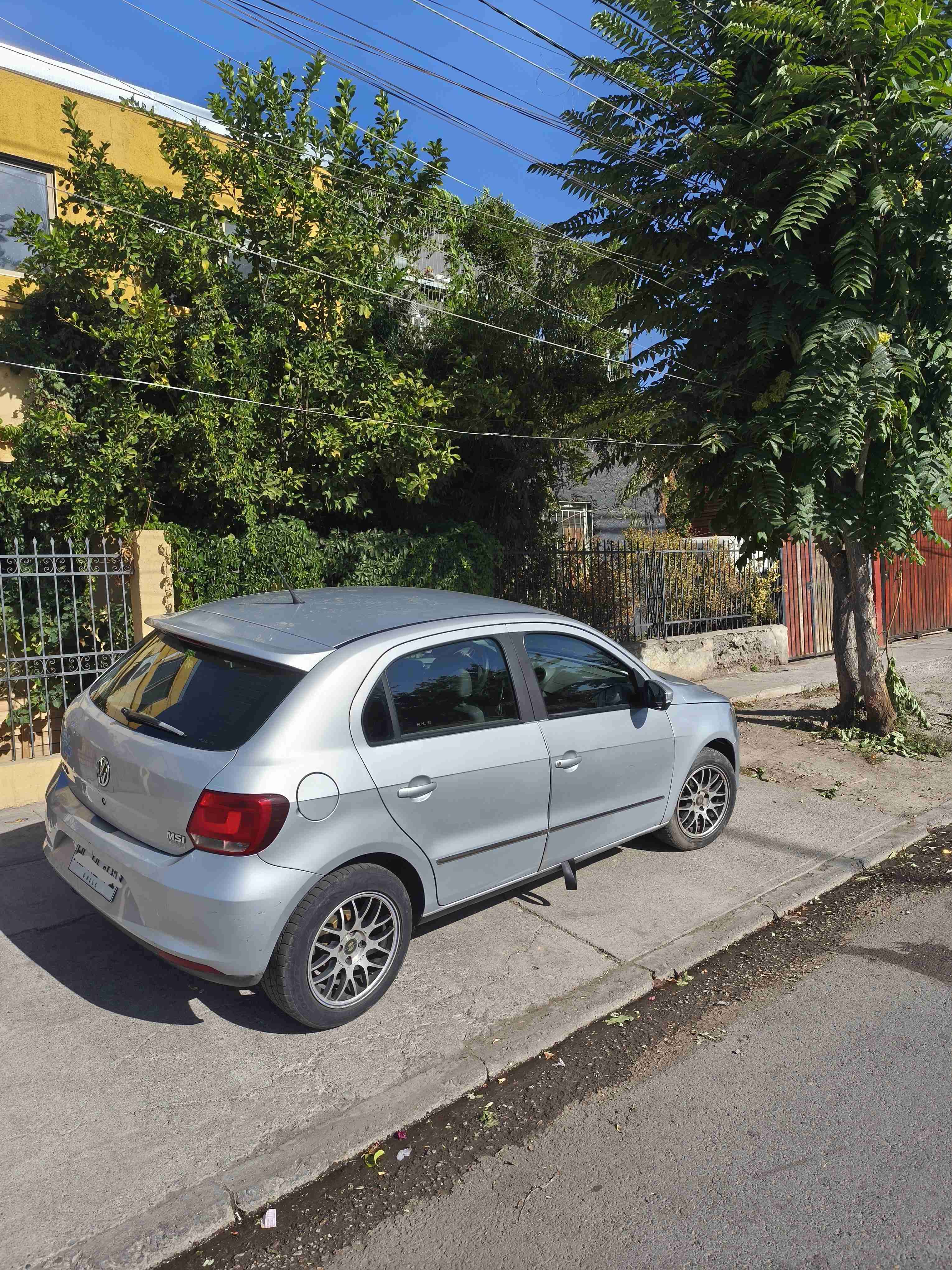 Auto sedán plateado en buen estado - miniatura 4