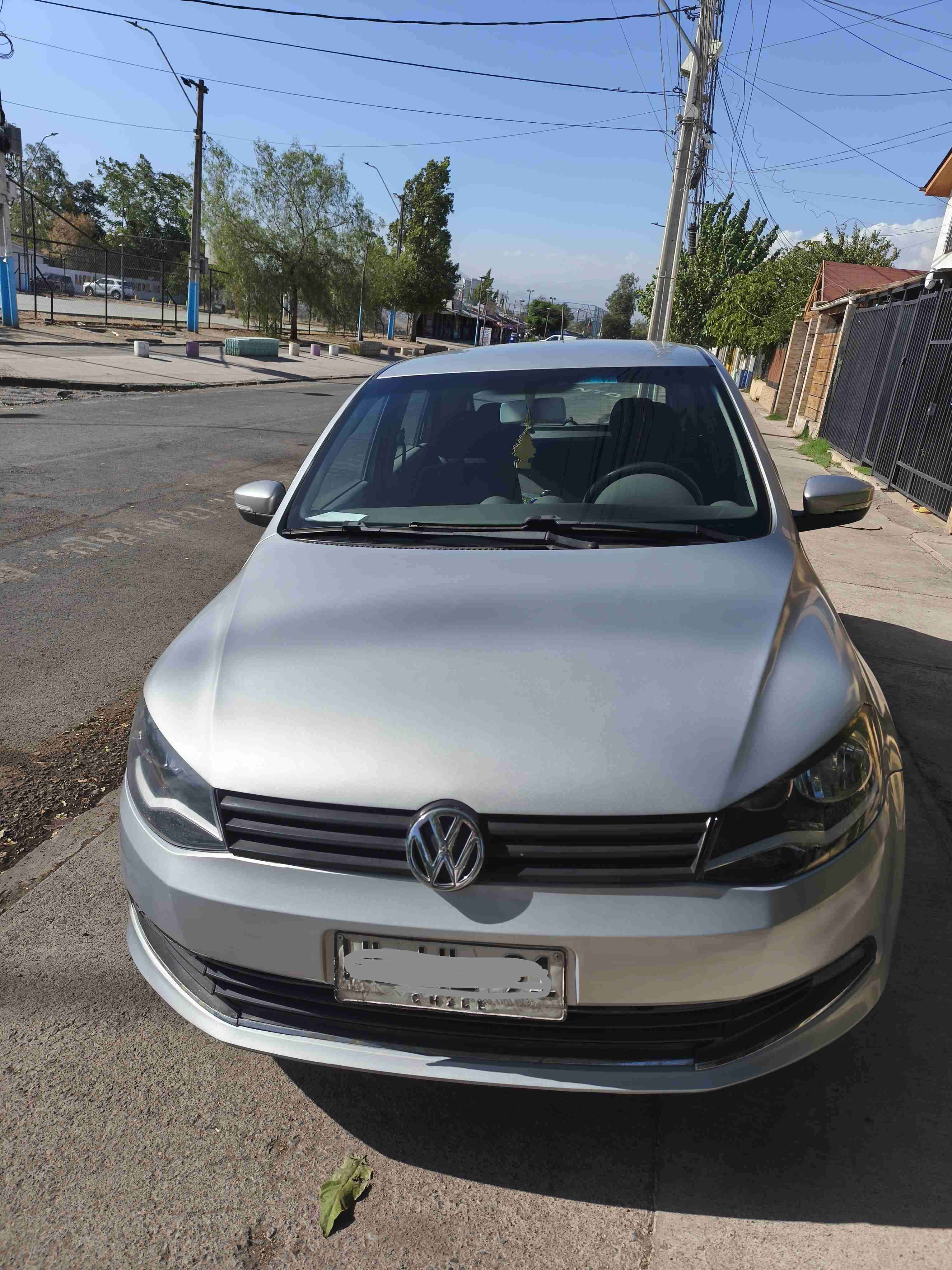 Auto sedán plateado en buen estado - miniatura 5