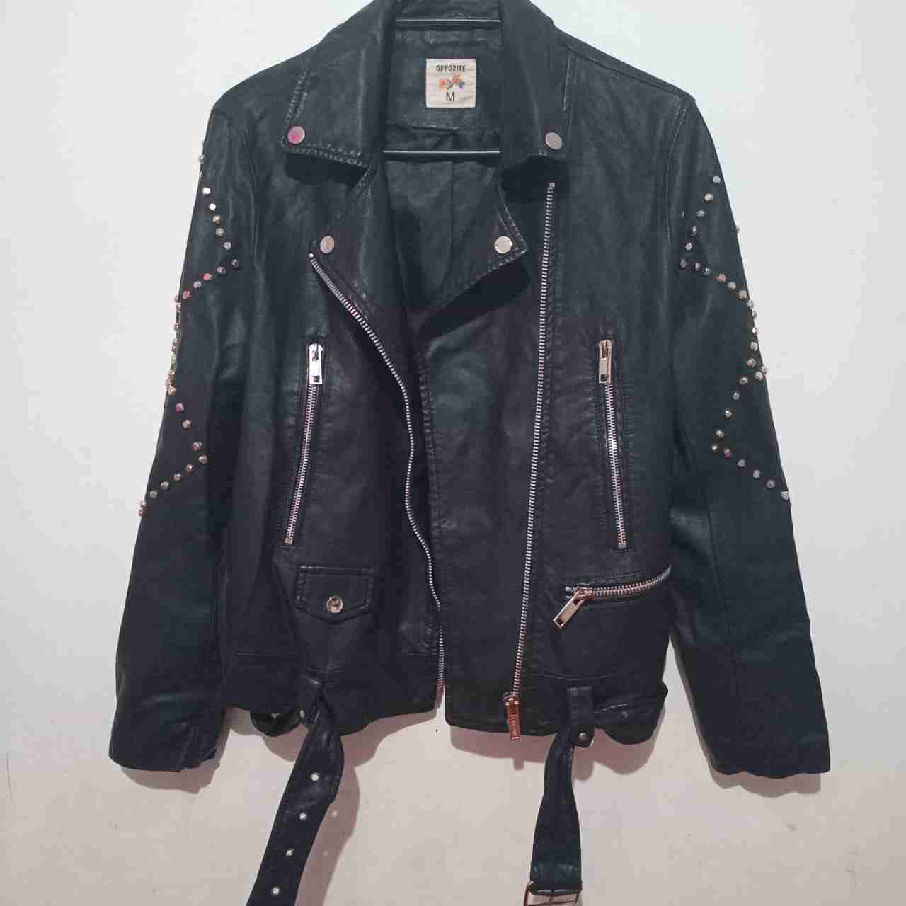 Chaqueta biker negra con tachas