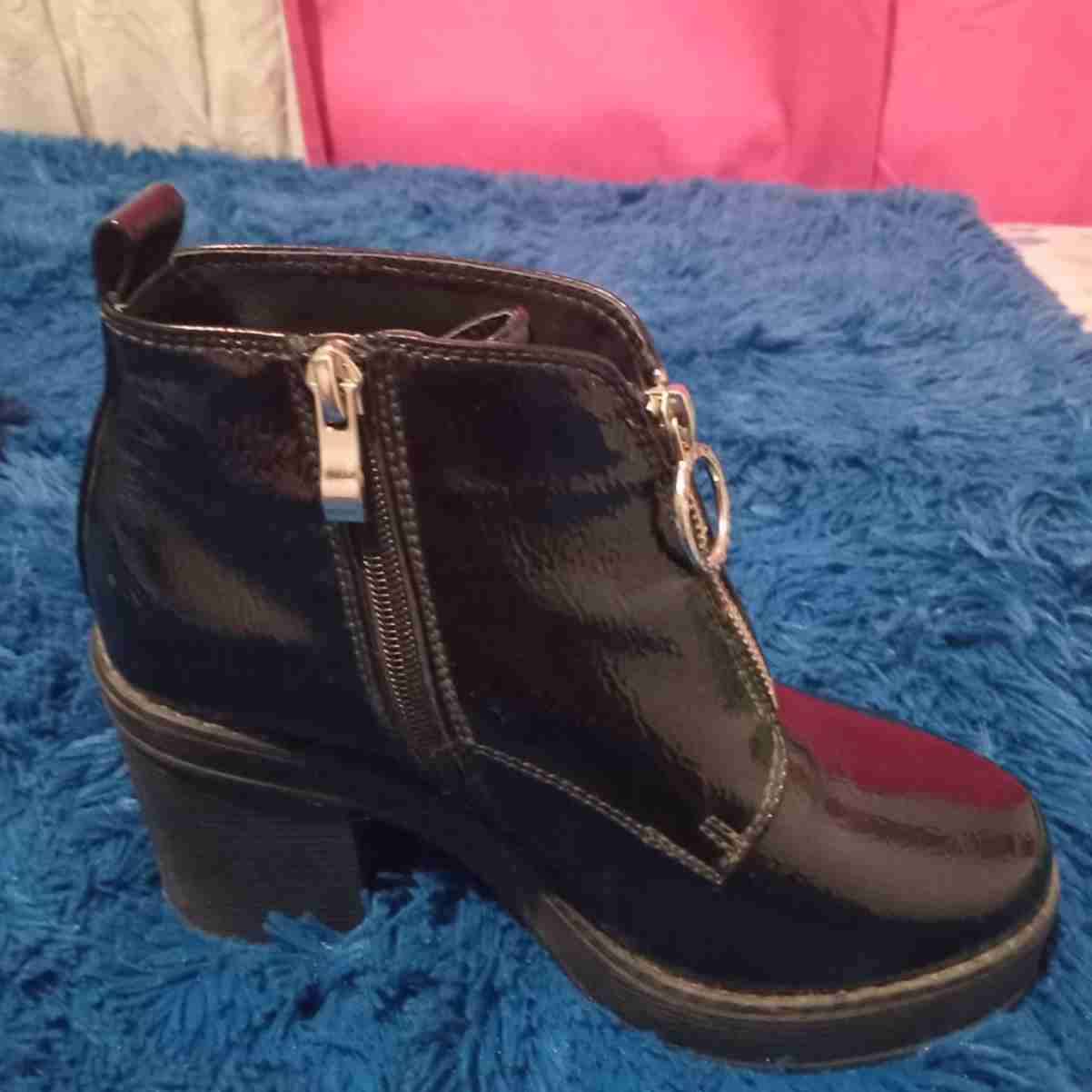 Botín negro charol con cierre T-37