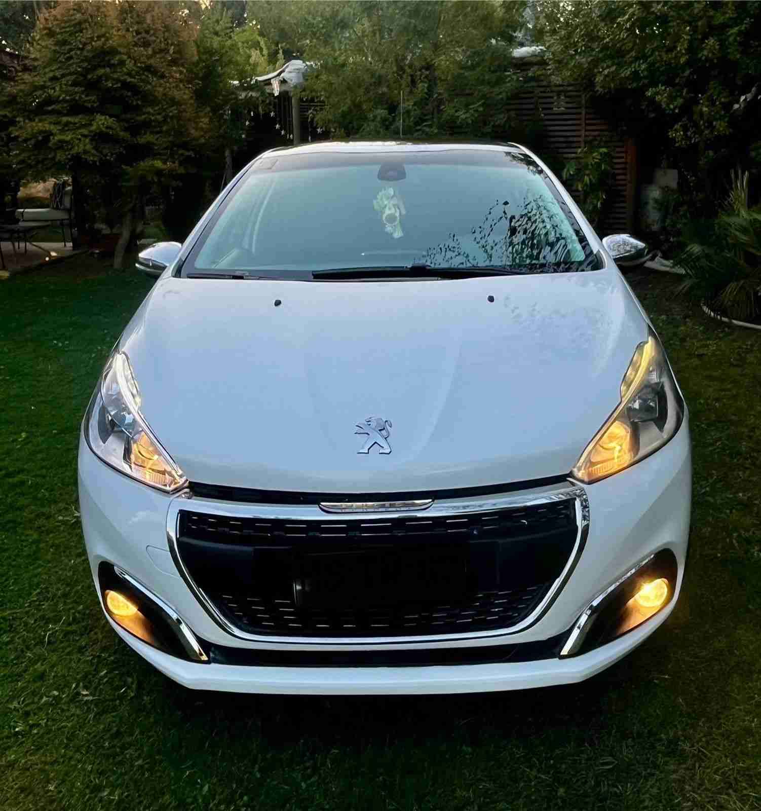 Auto Peugeot 208 - miniatura 2
