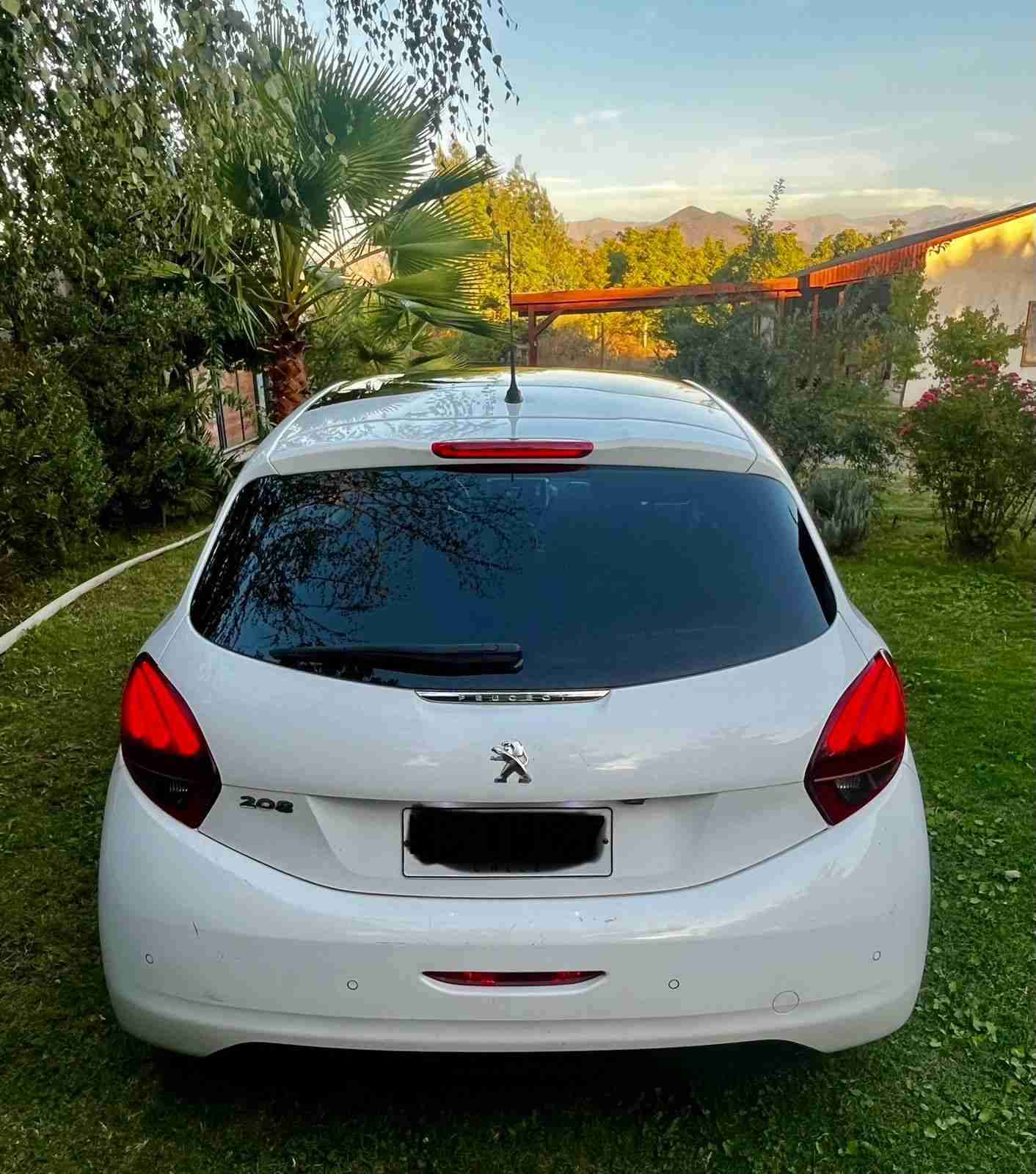 Auto Peugeot 208 - miniatura 3