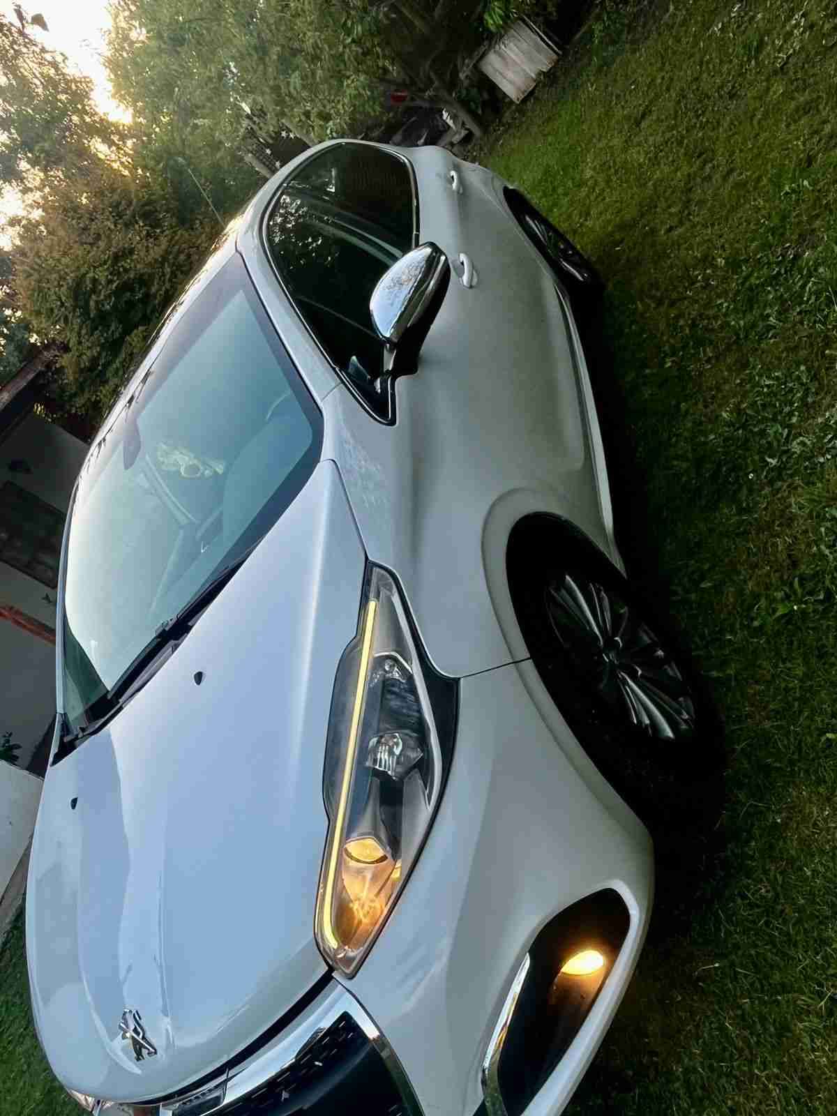 Auto Peugeot 208 - miniatura 4