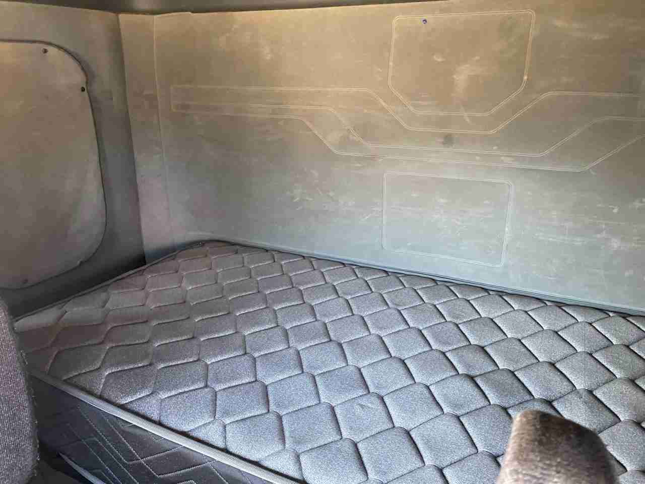 Camión blanco Freightliner - miniatura 2