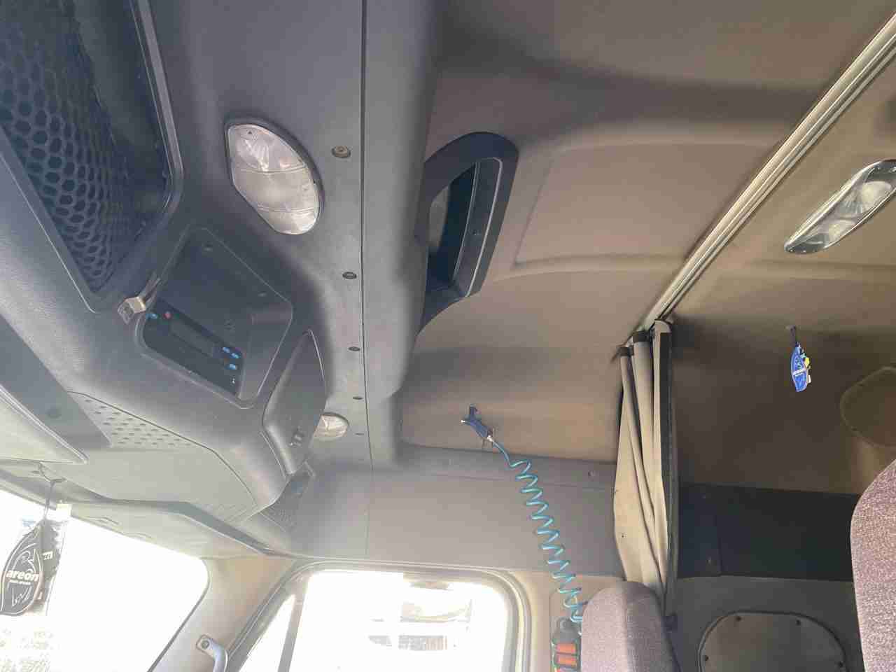 Camión blanco Freightliner - miniatura 4