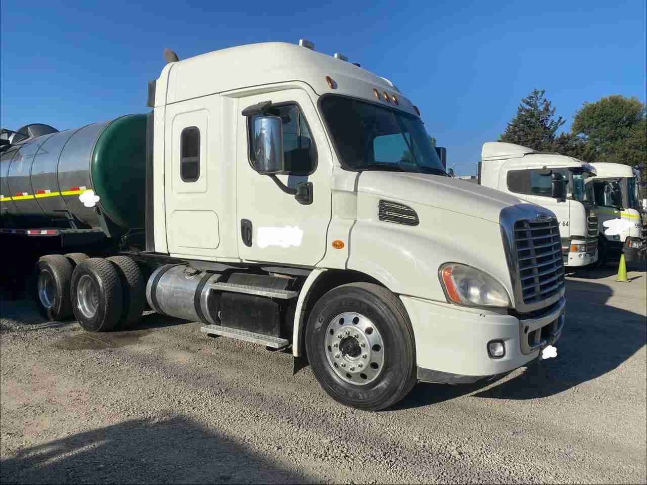 Camión blanco Freightliner - miniatura 6