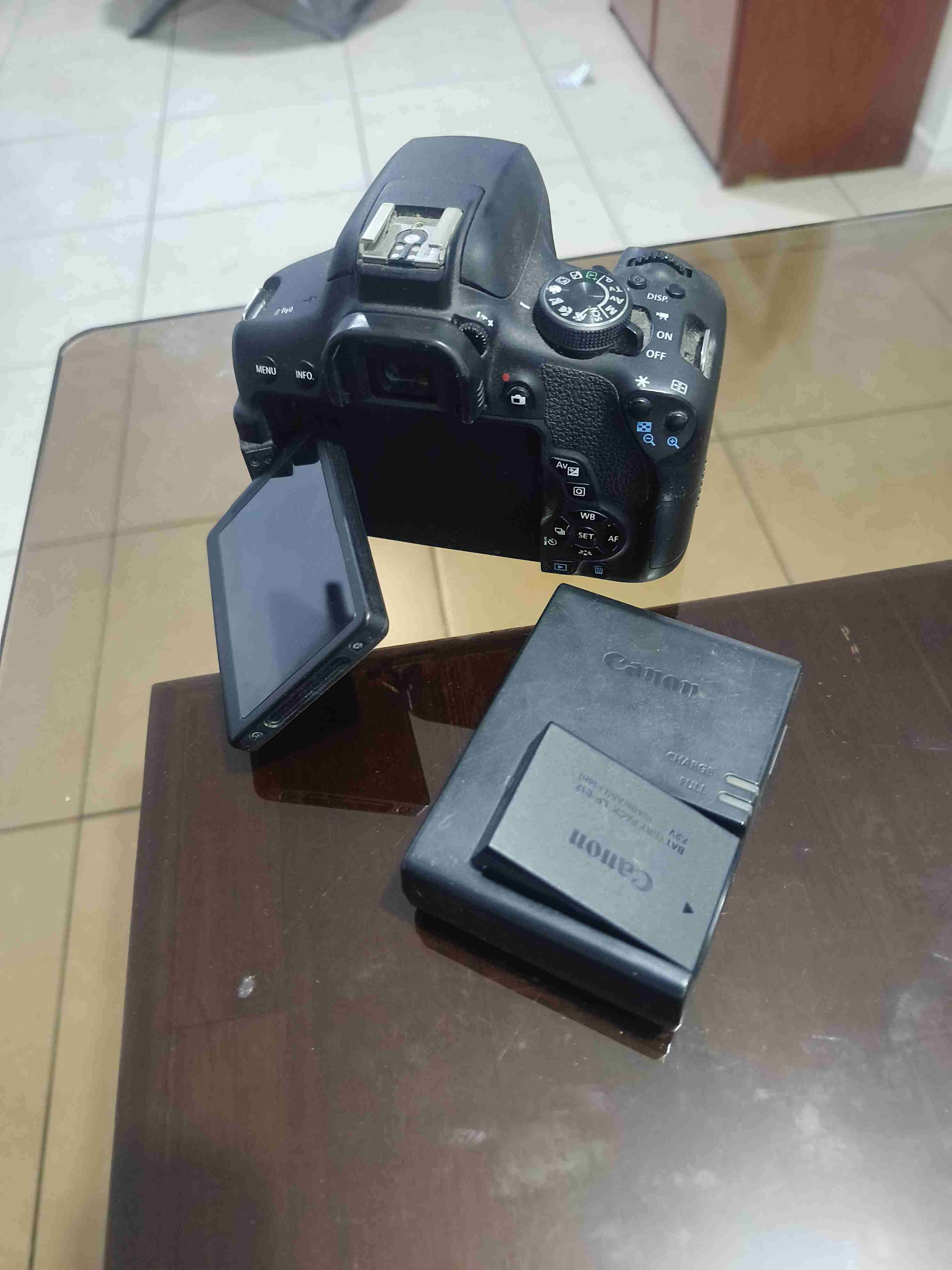 Cámara Canon T6i con cargador - miniatura 4