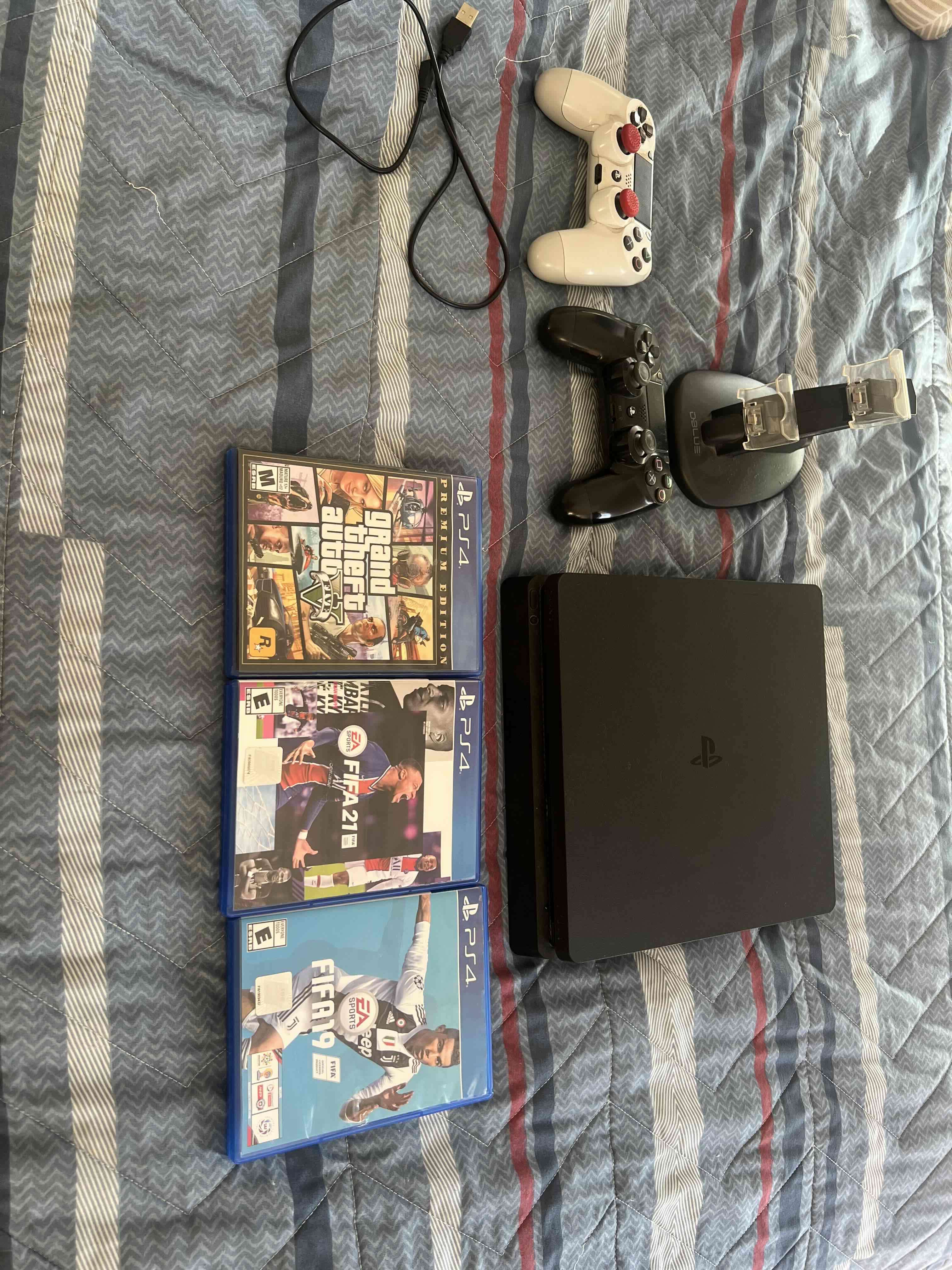 Consola PS4 con juegos y controles