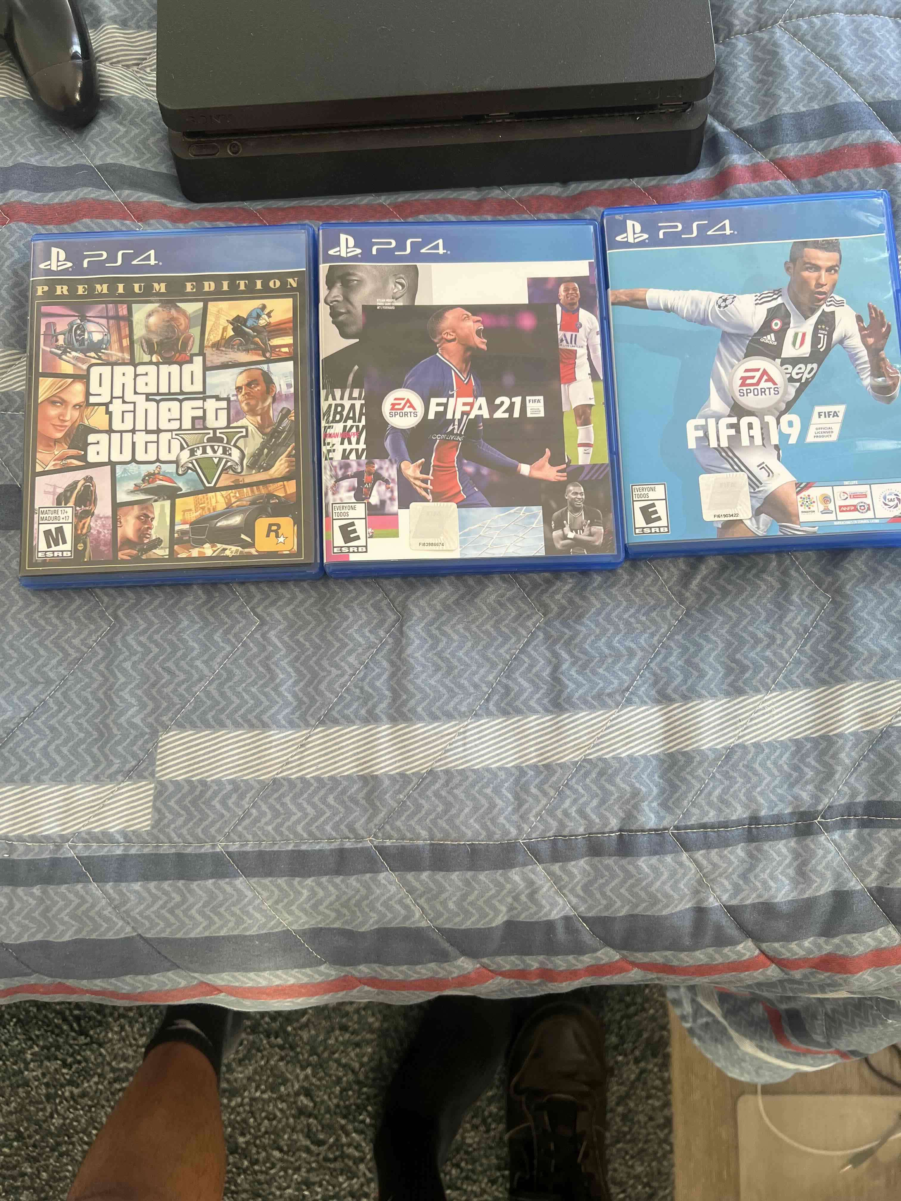 Consola PS4 con juegos y controles - miniatura 2