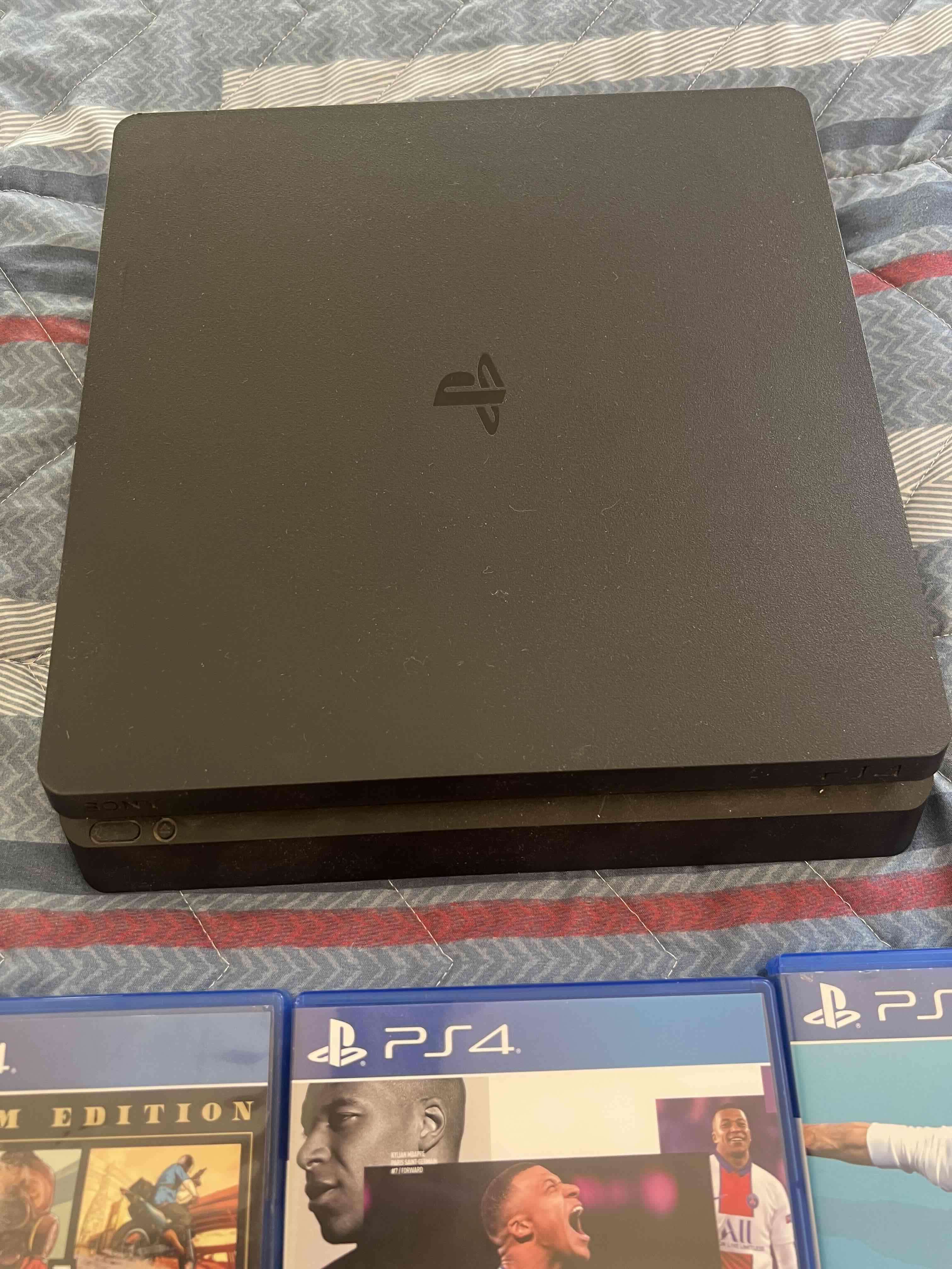 Consola PS4 con juegos y controles - miniatura 3