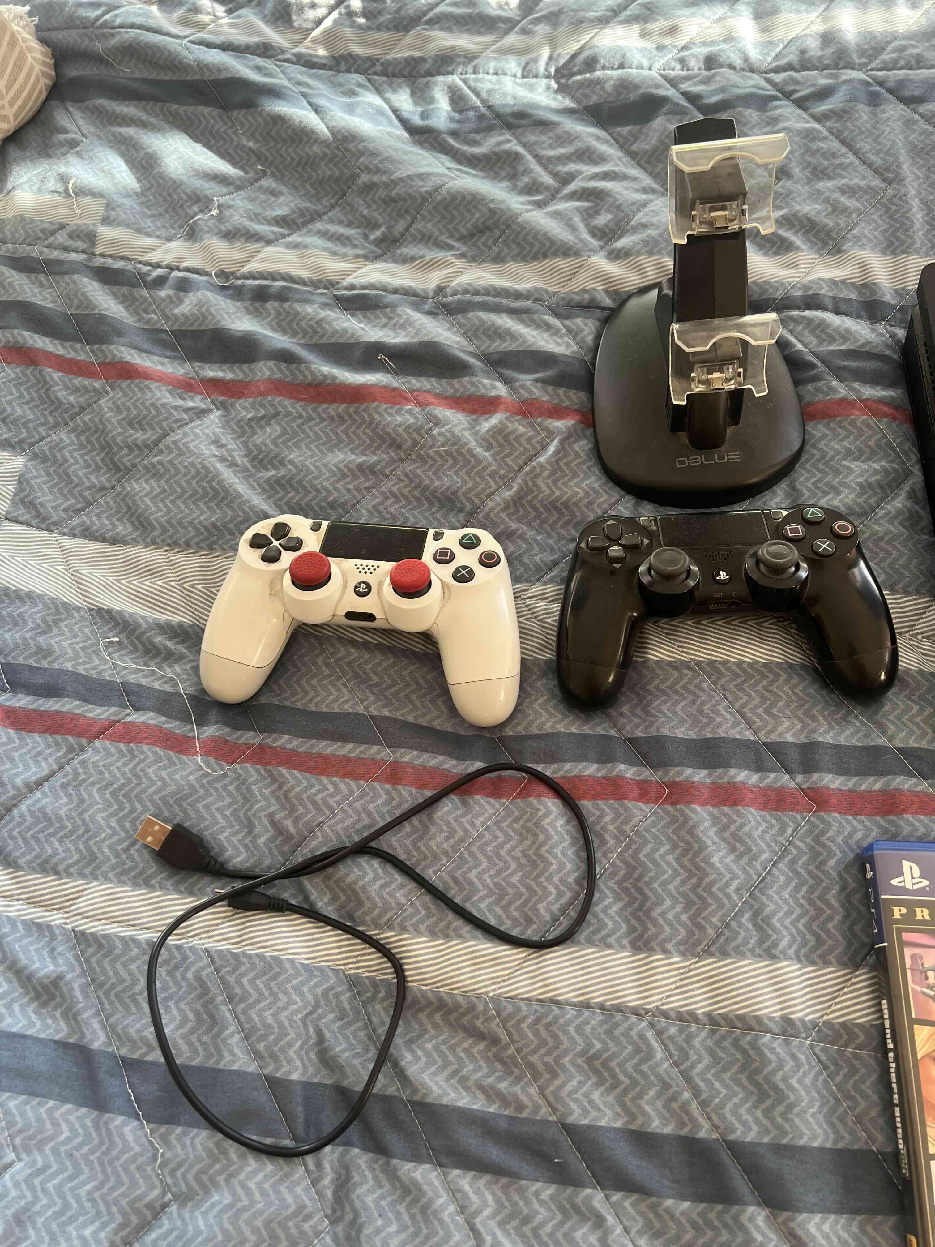 Consola PS4 con juegos y controles - miniatura 4