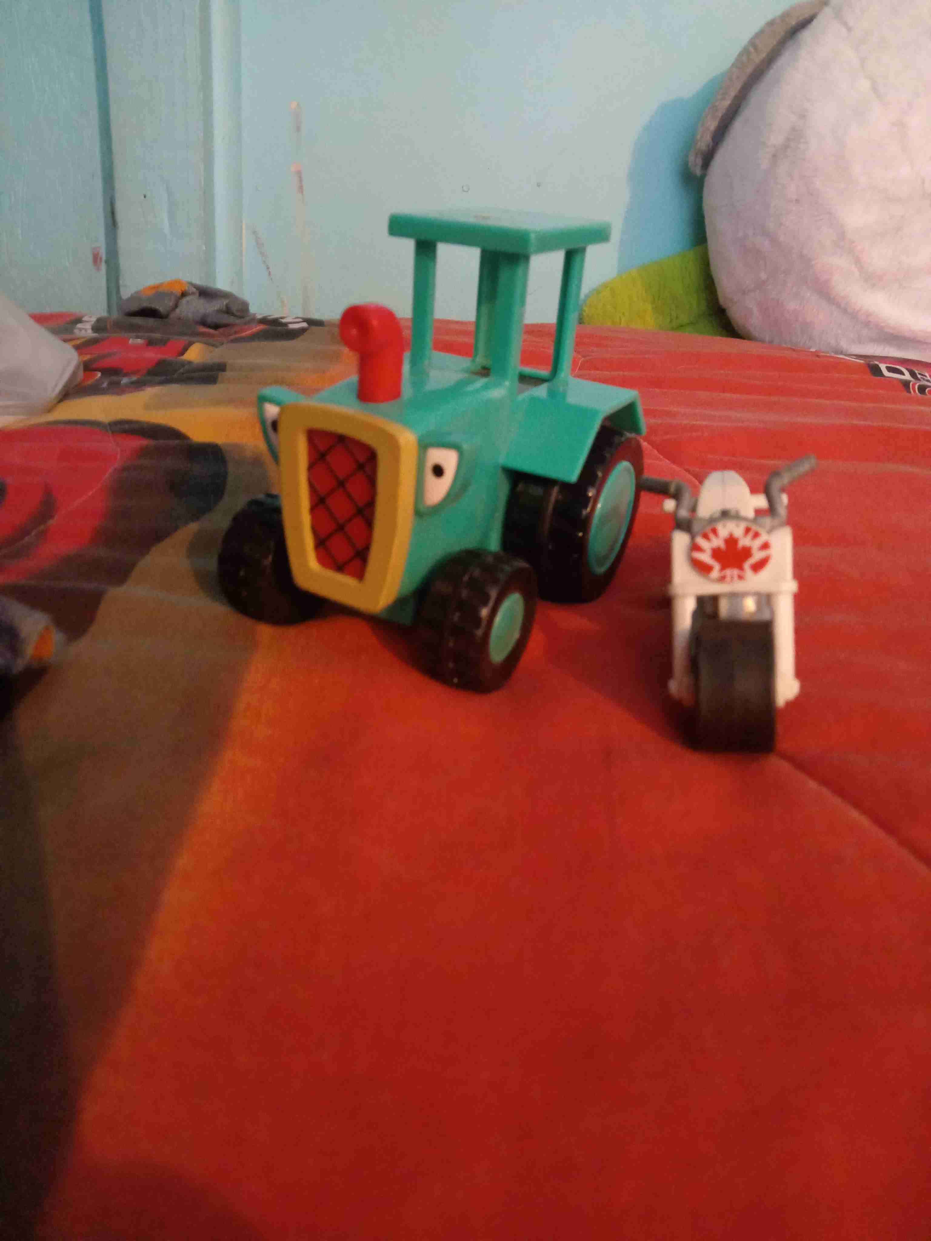 Tractor y moto juguetes