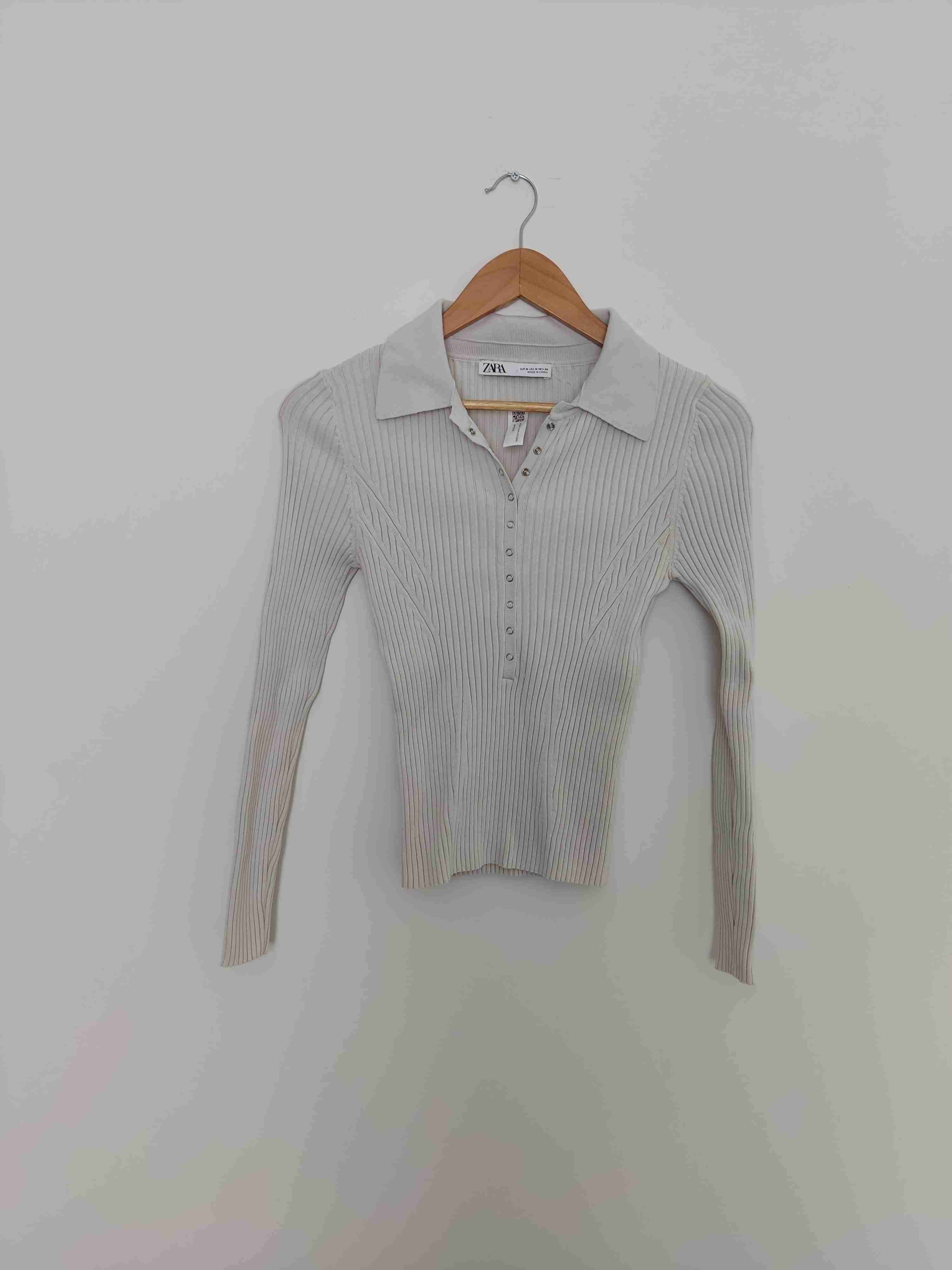 Suéter gris con cuello polo zara
