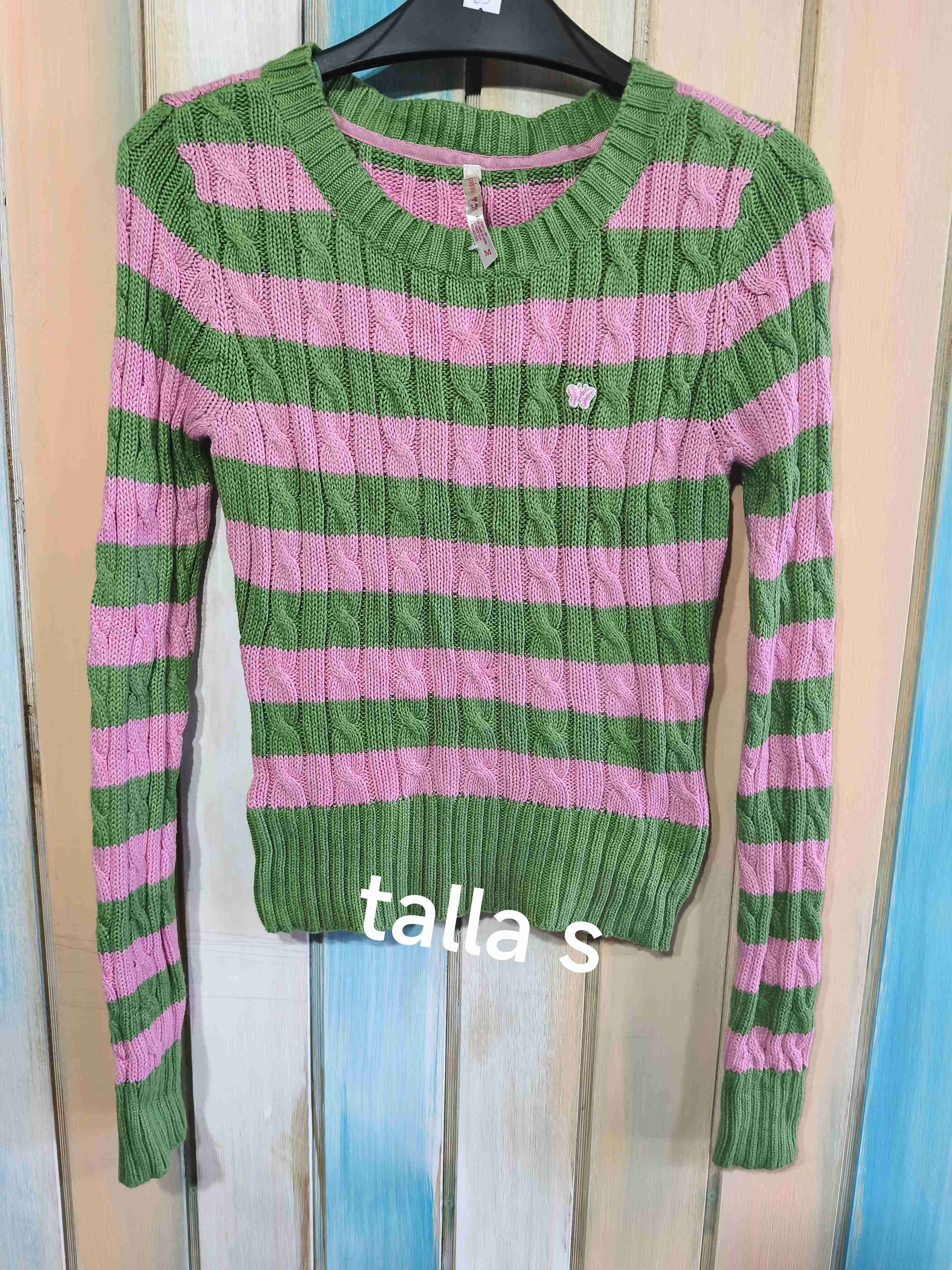 Suéter a rayas verde y rosa