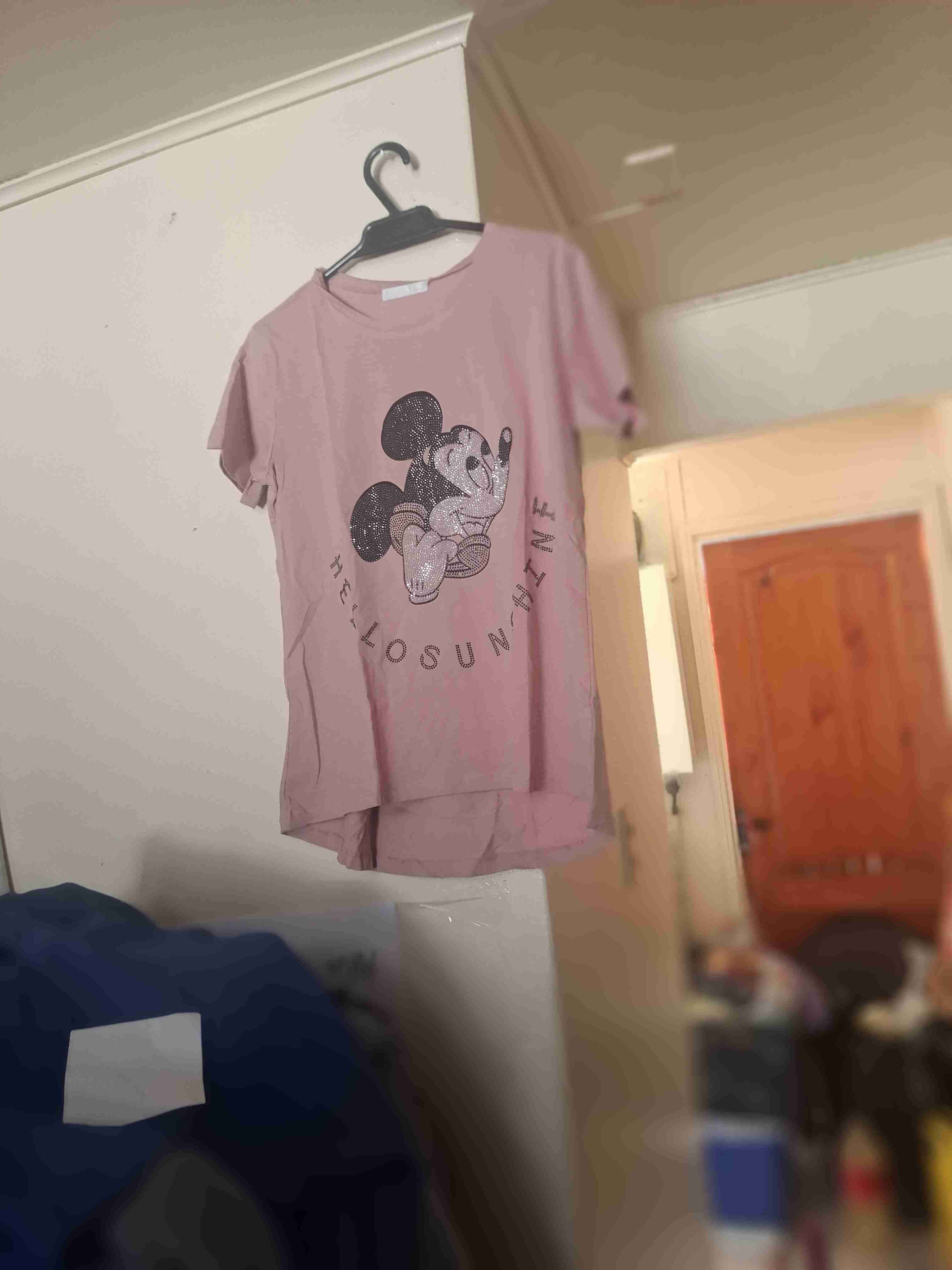 Polera rosada con diseño de personaje