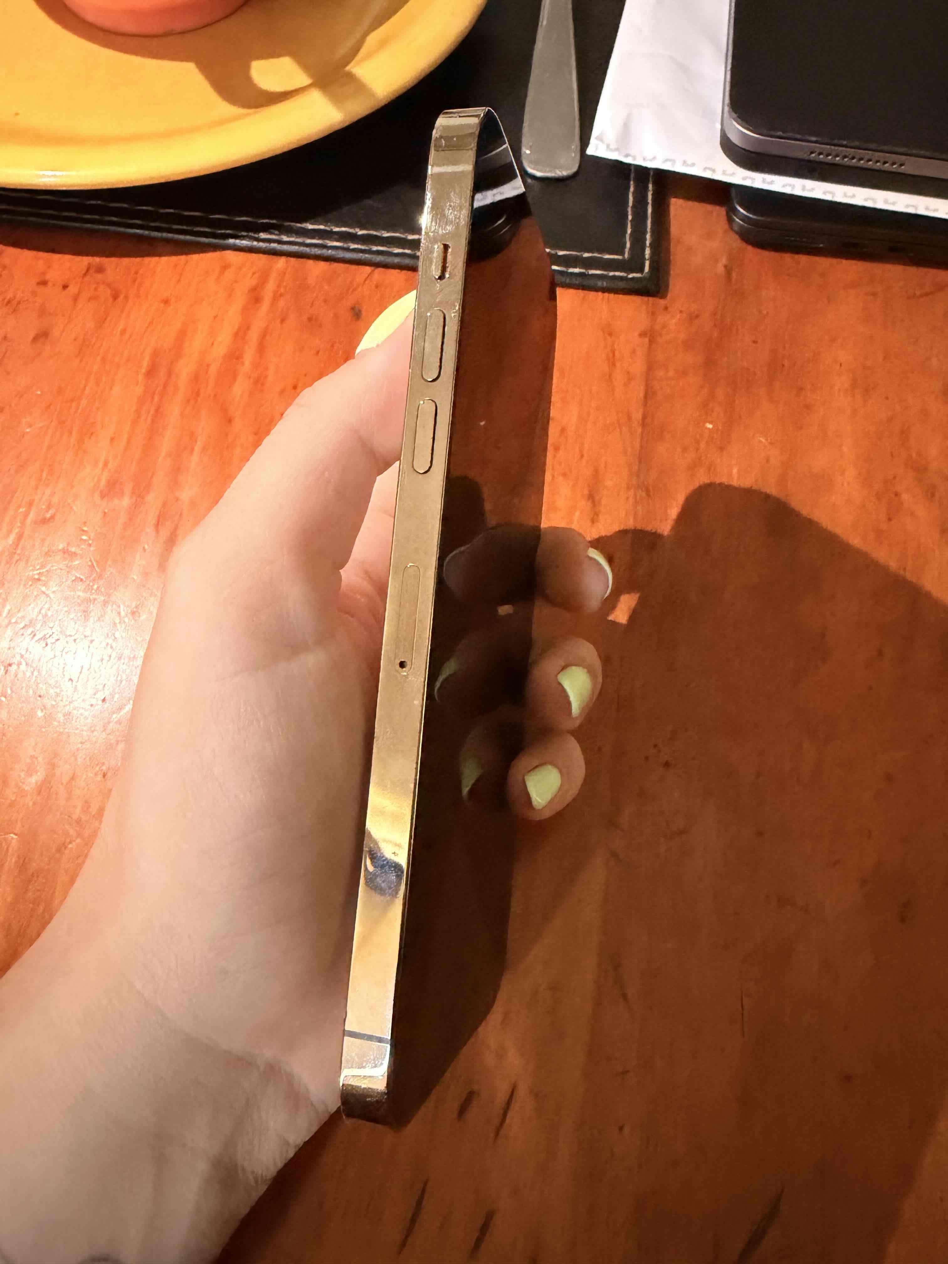 iPhone 14 Pro Max Dorado - miniatura 3