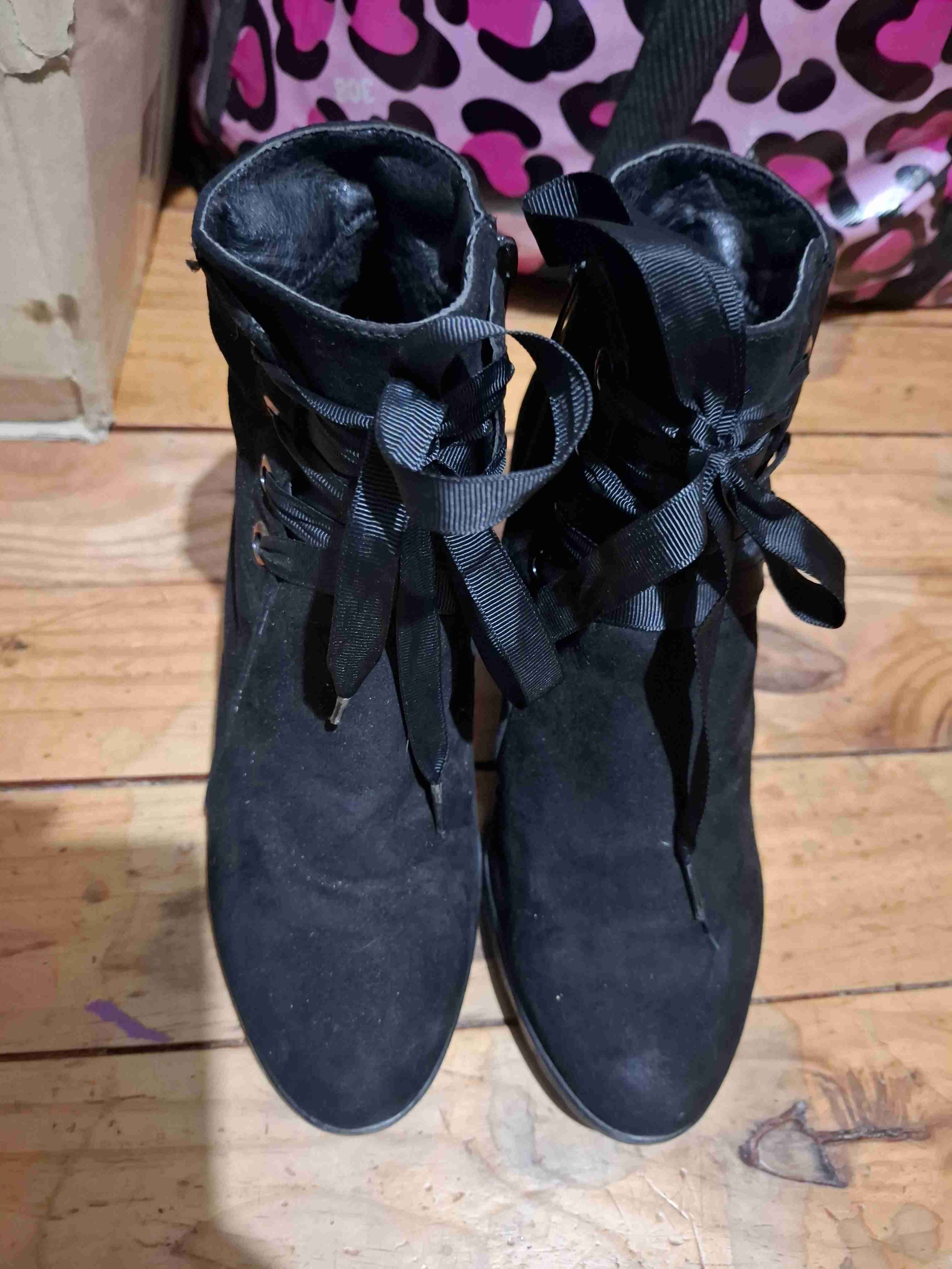 Botines negros con lazo