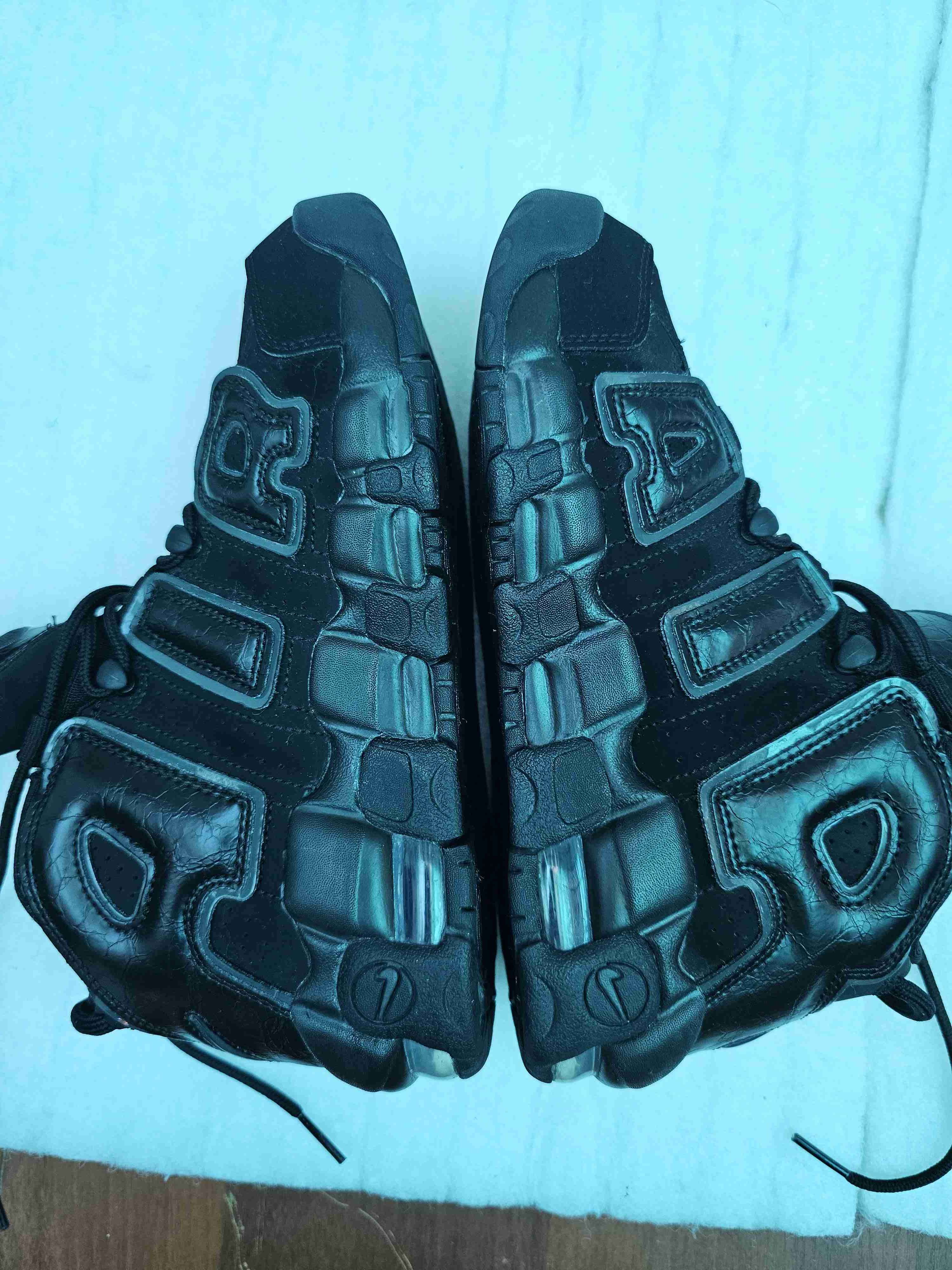 ZAPATILLAS NIKE AIR MORE UPTEMPO KI BP TRIPLE BLAC - miniatura 2