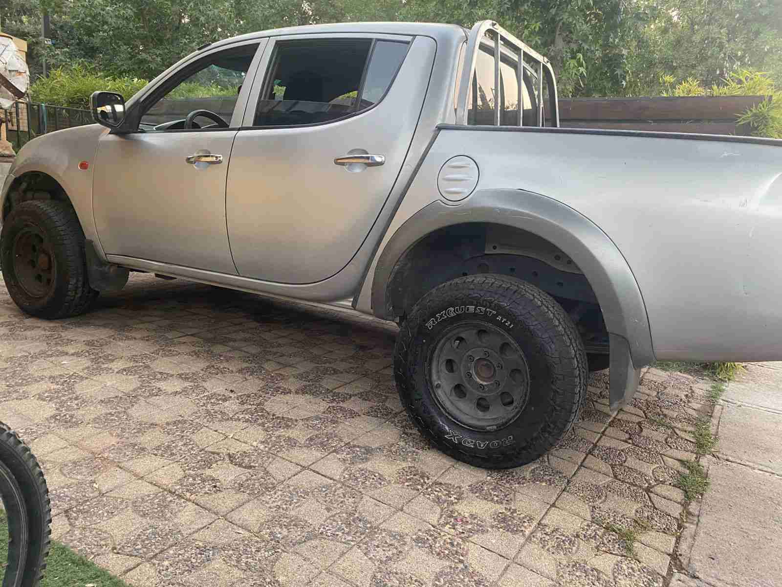 Auto Mitsubishi frontal plateado - miniatura 2