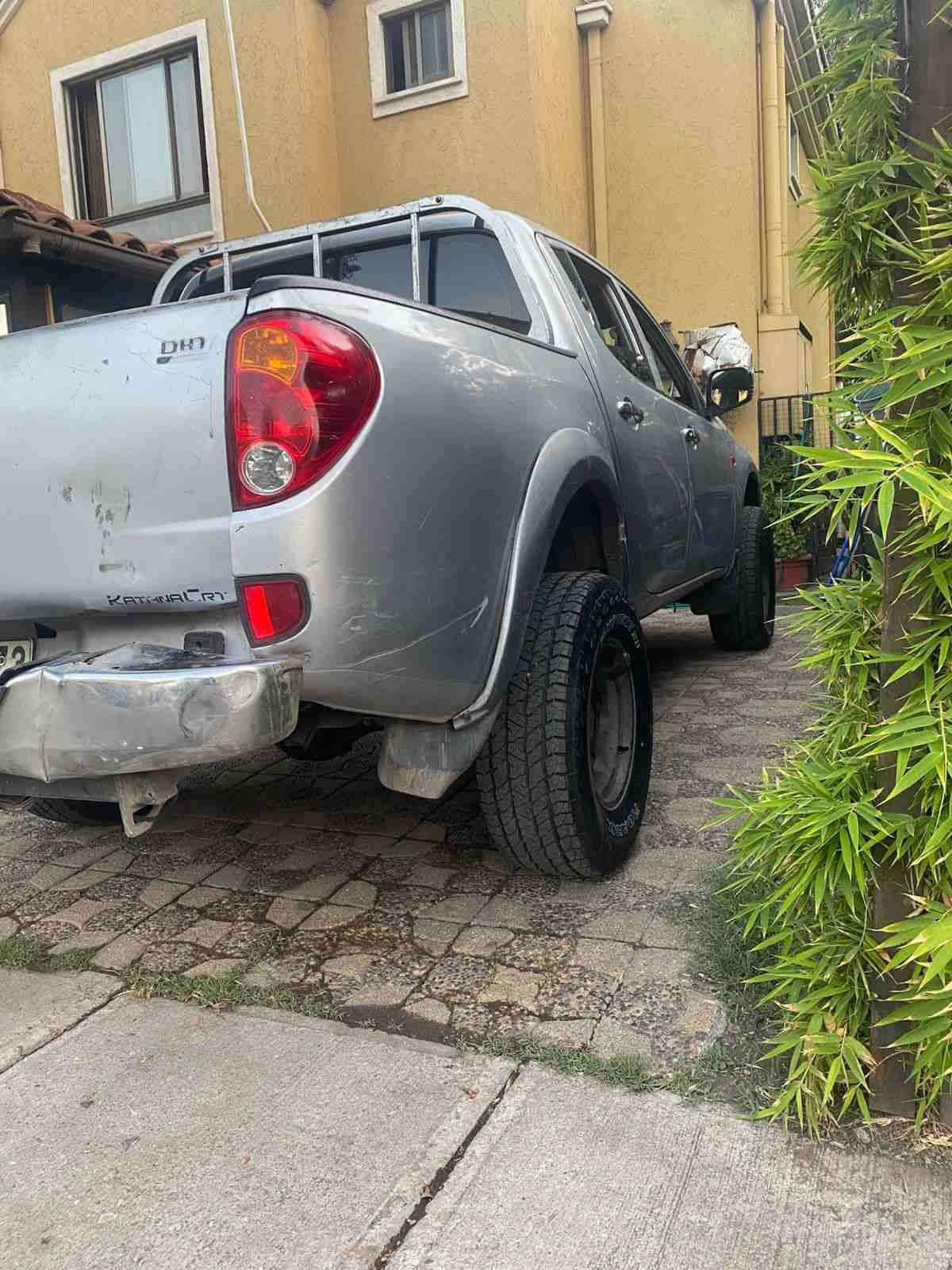 Auto Mitsubishi frontal plateado - miniatura 3