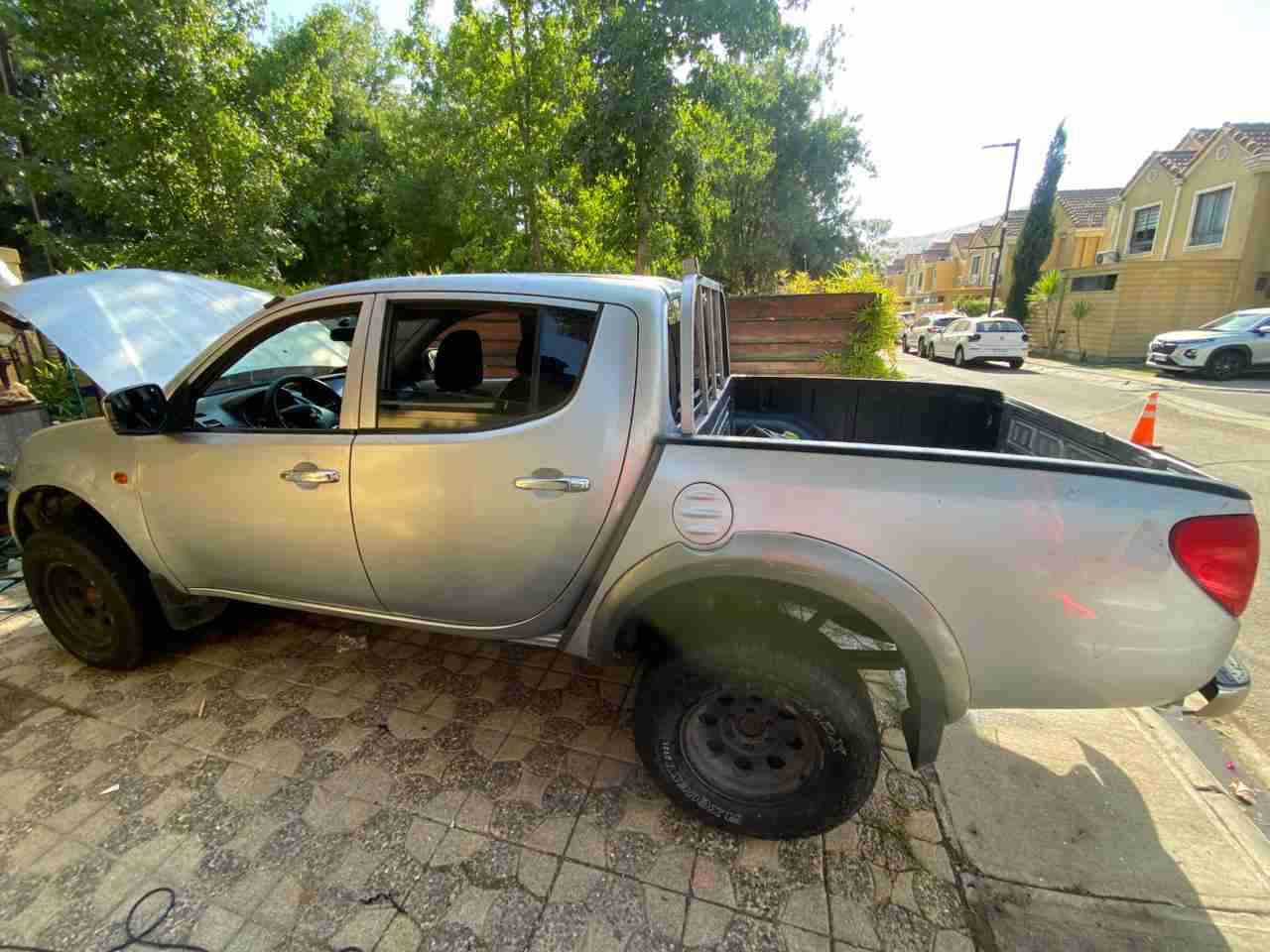 Auto Mitsubishi frontal plateado - miniatura 4