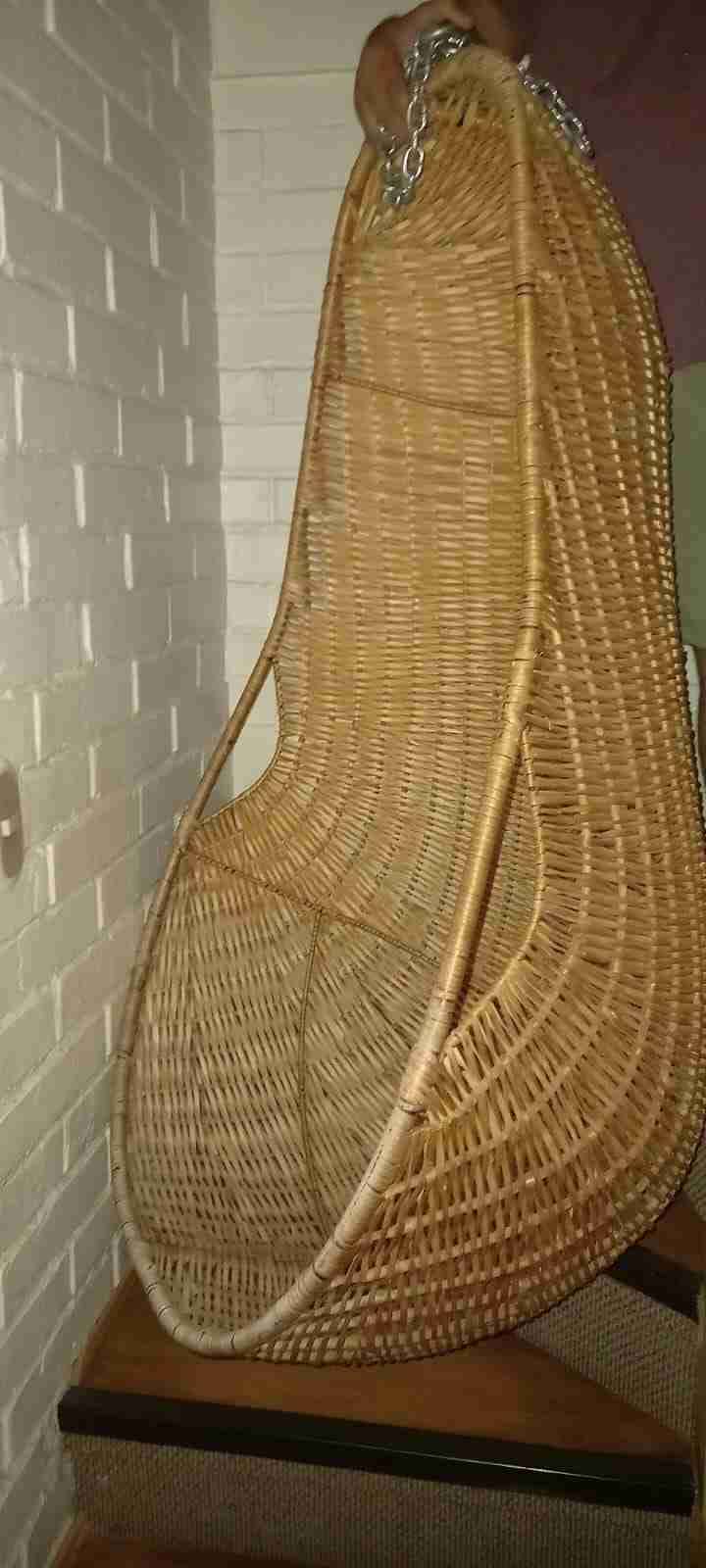 Silla colgante de mimbre