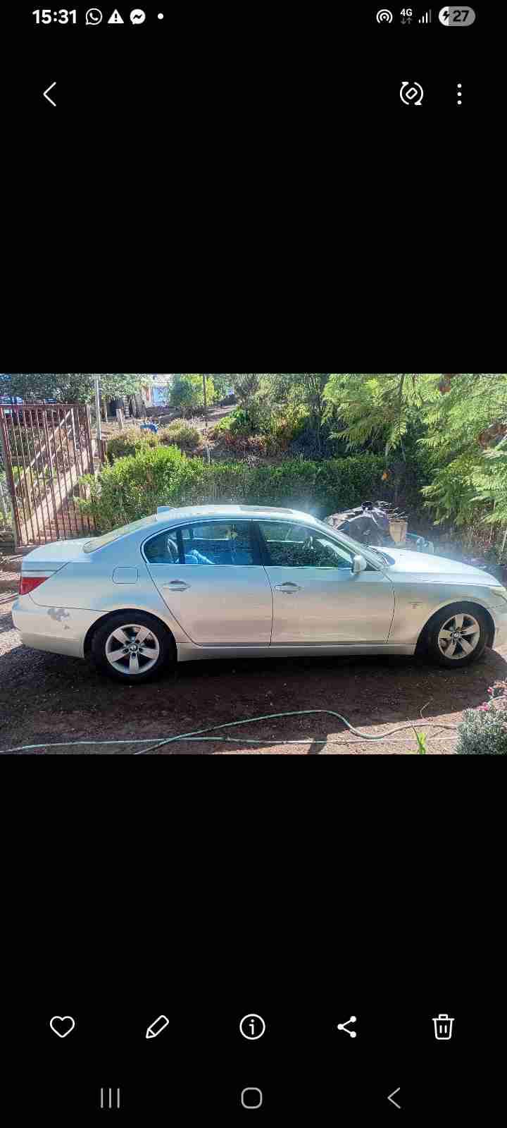 Auto sedán plateado en buen estado - miniatura 2