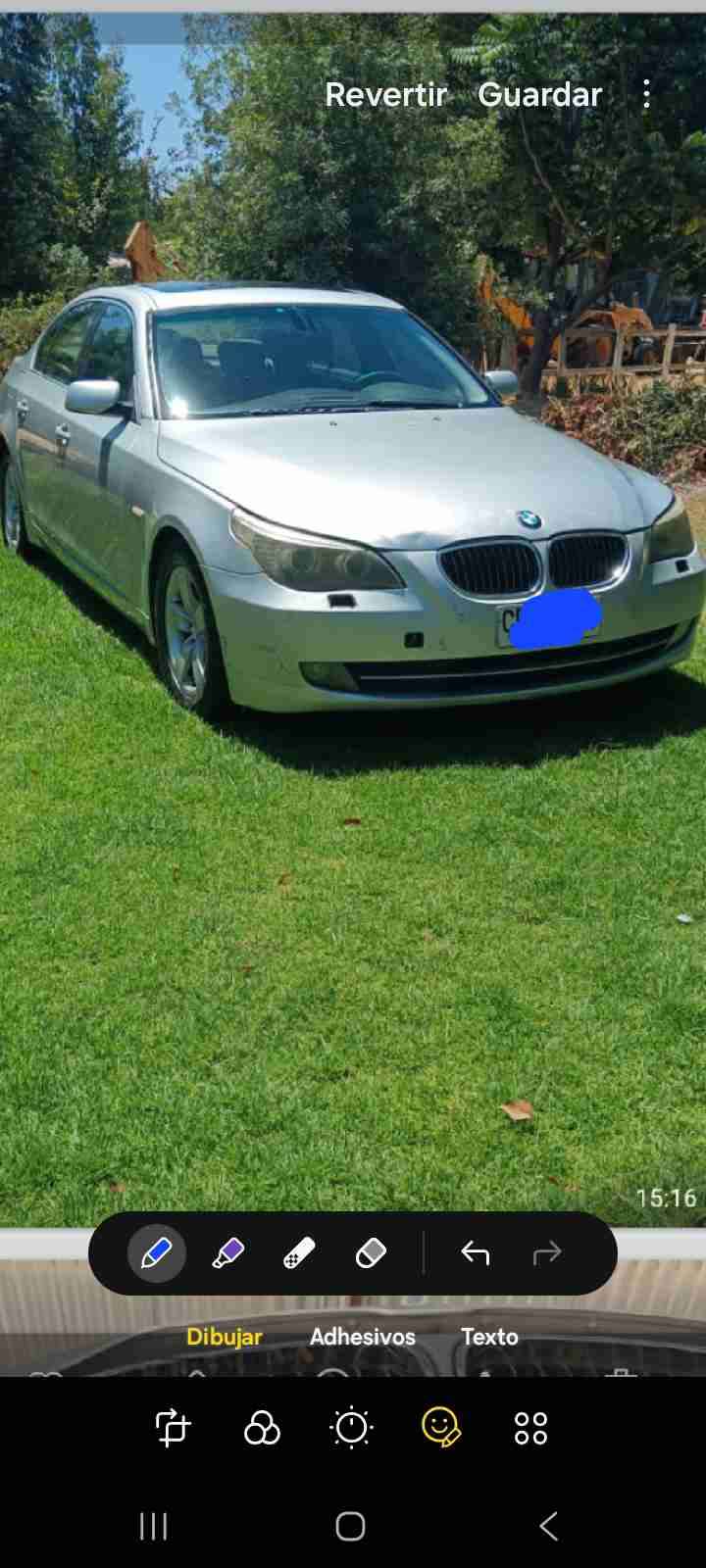 Auto sedán plateado en buen estado - miniatura 4