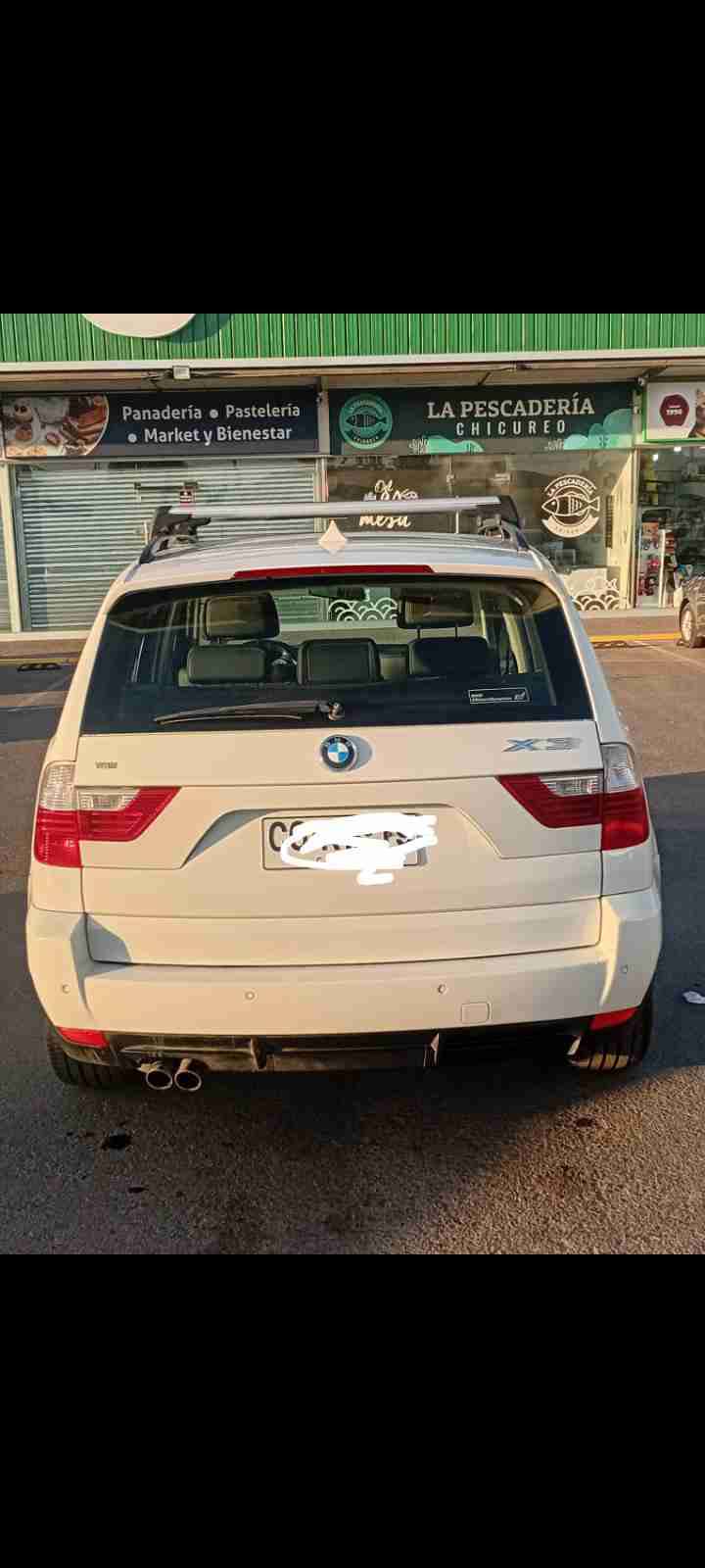 SUV BMW blanca en buen estado - miniatura 2