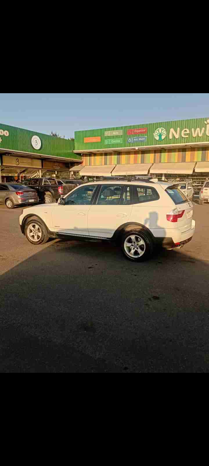 SUV BMW blanca en buen estado - miniatura 3