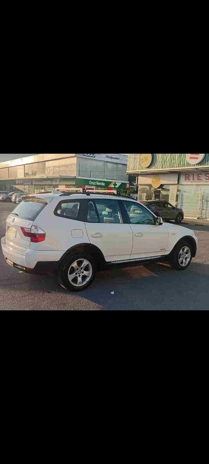 SUV BMW blanca en buen estado - miniatura 4