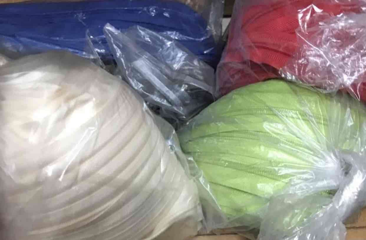 Cierre por metro colores variados rollos de 200mts