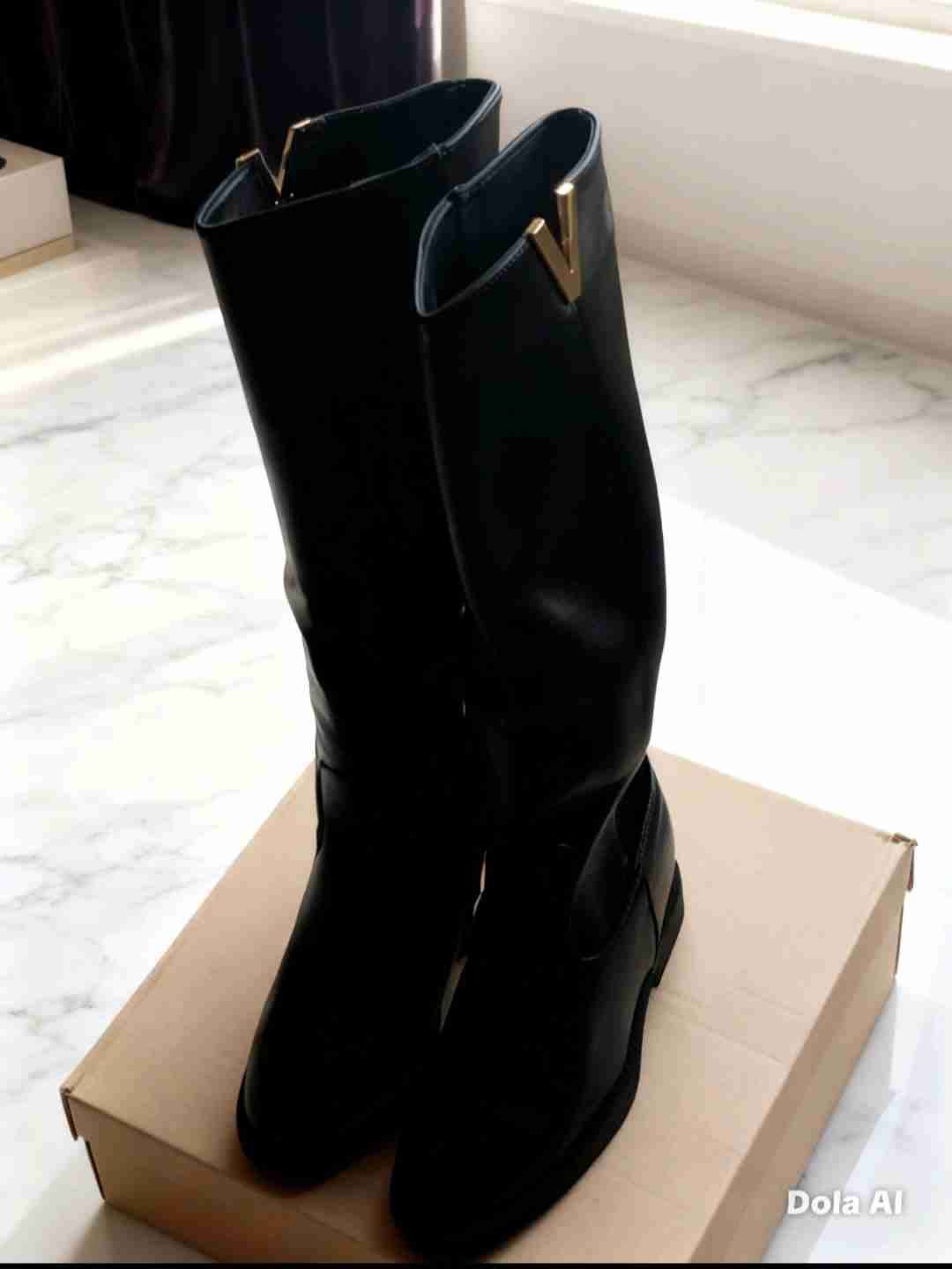 Botas negras con detalles dorados