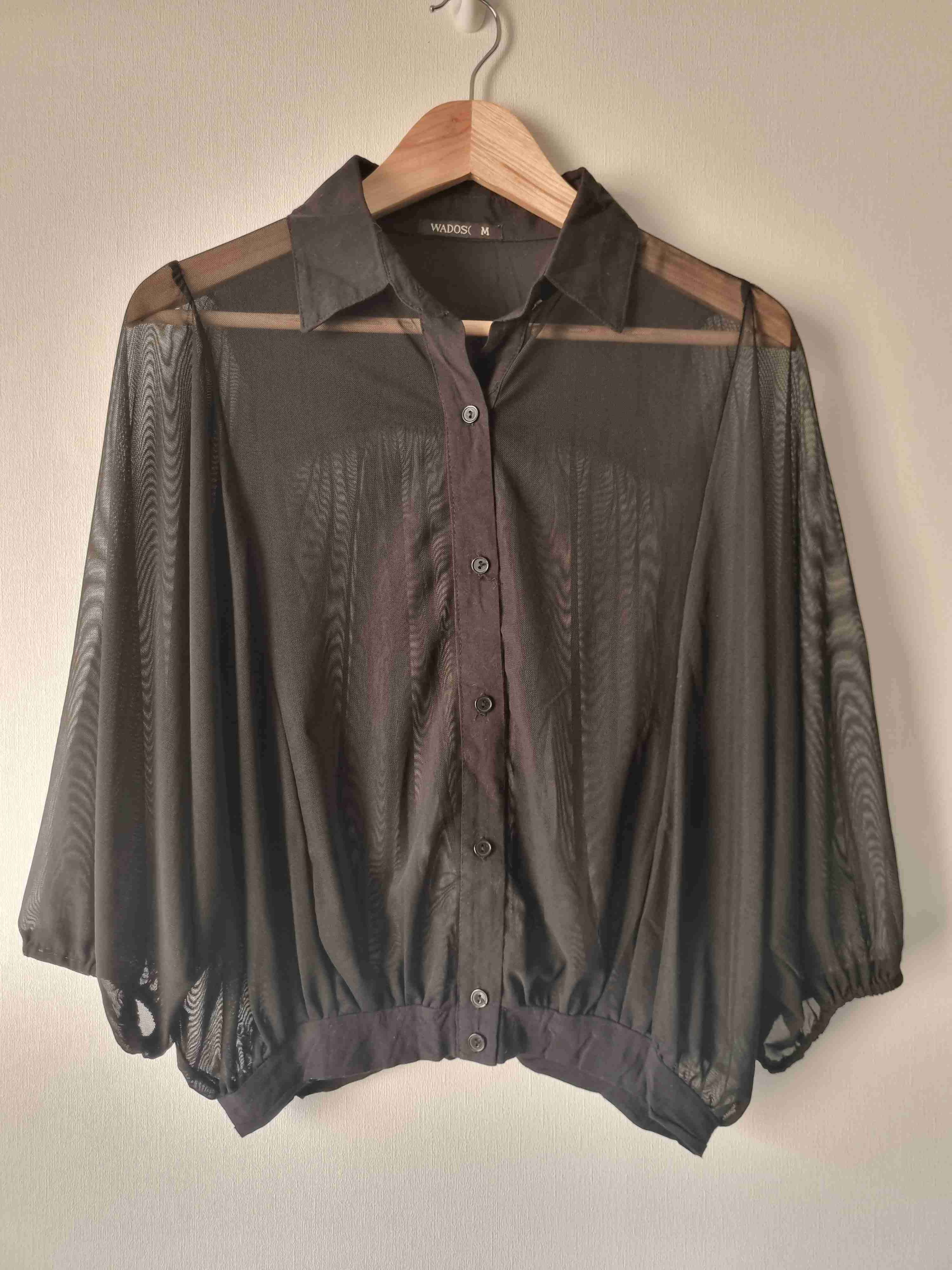 Blusa Wados, talla M tela semitransparente negra