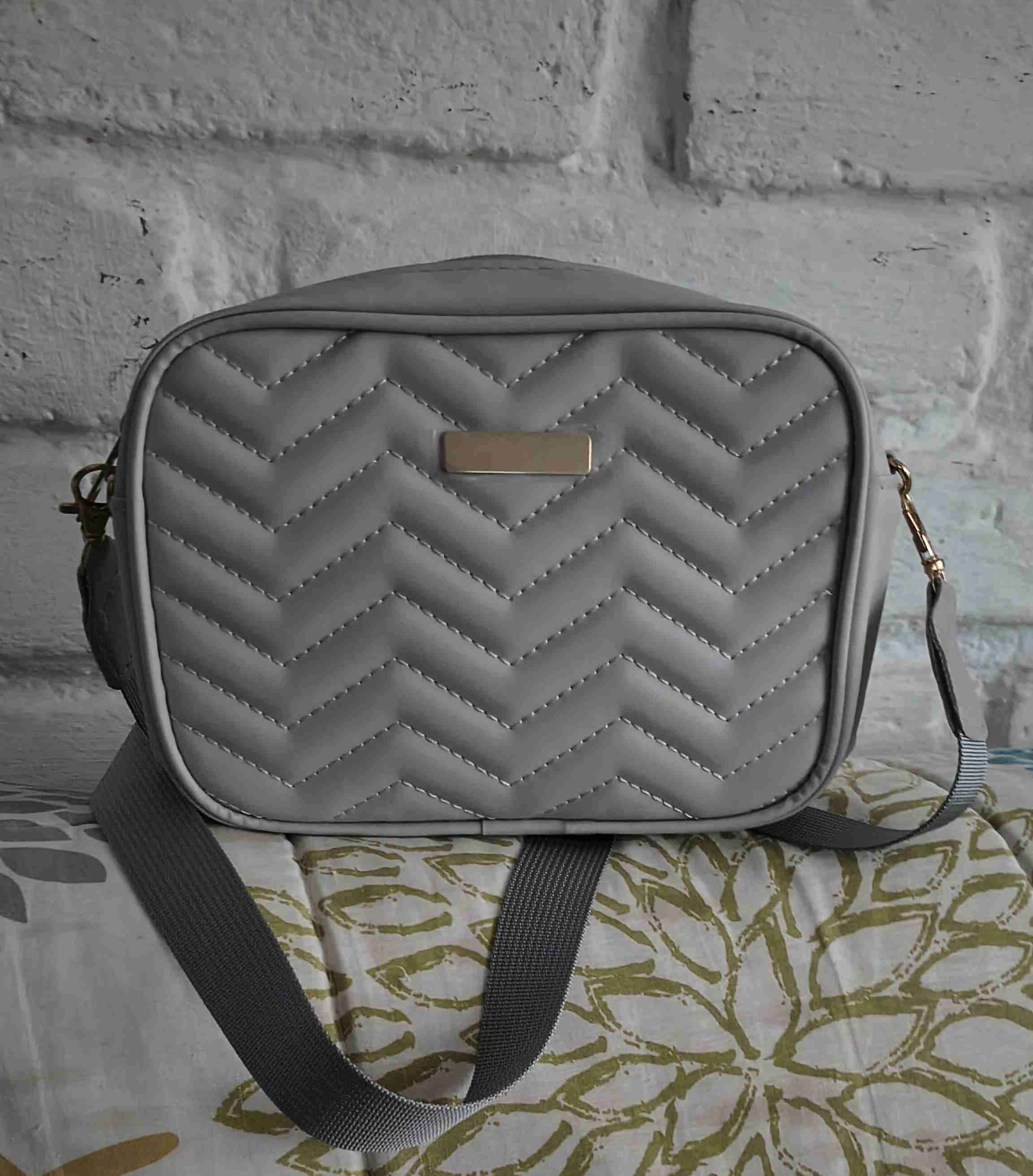 Bolso acolchado gris pequeño