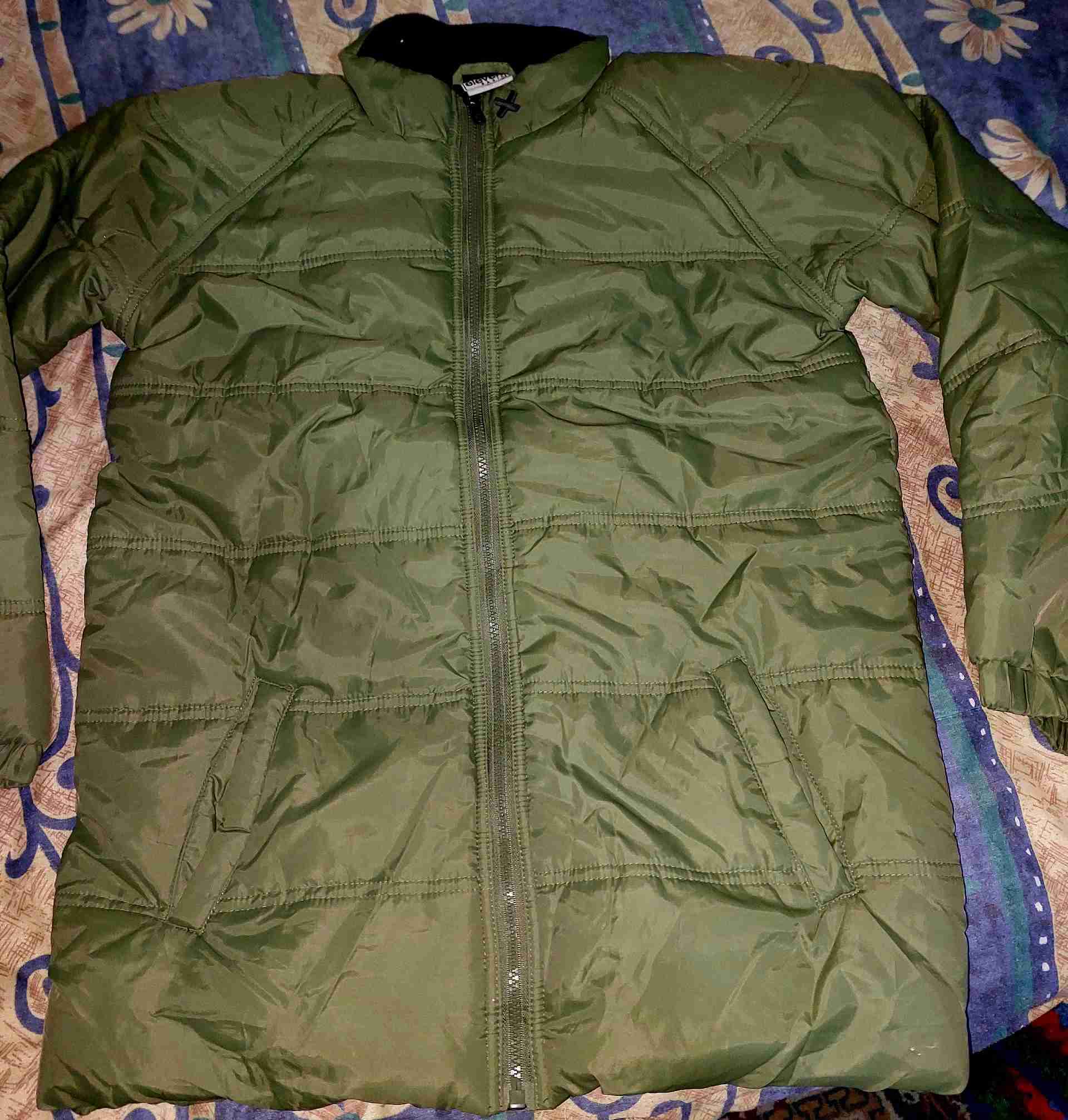 Chaqueta acolchada verde y naranja