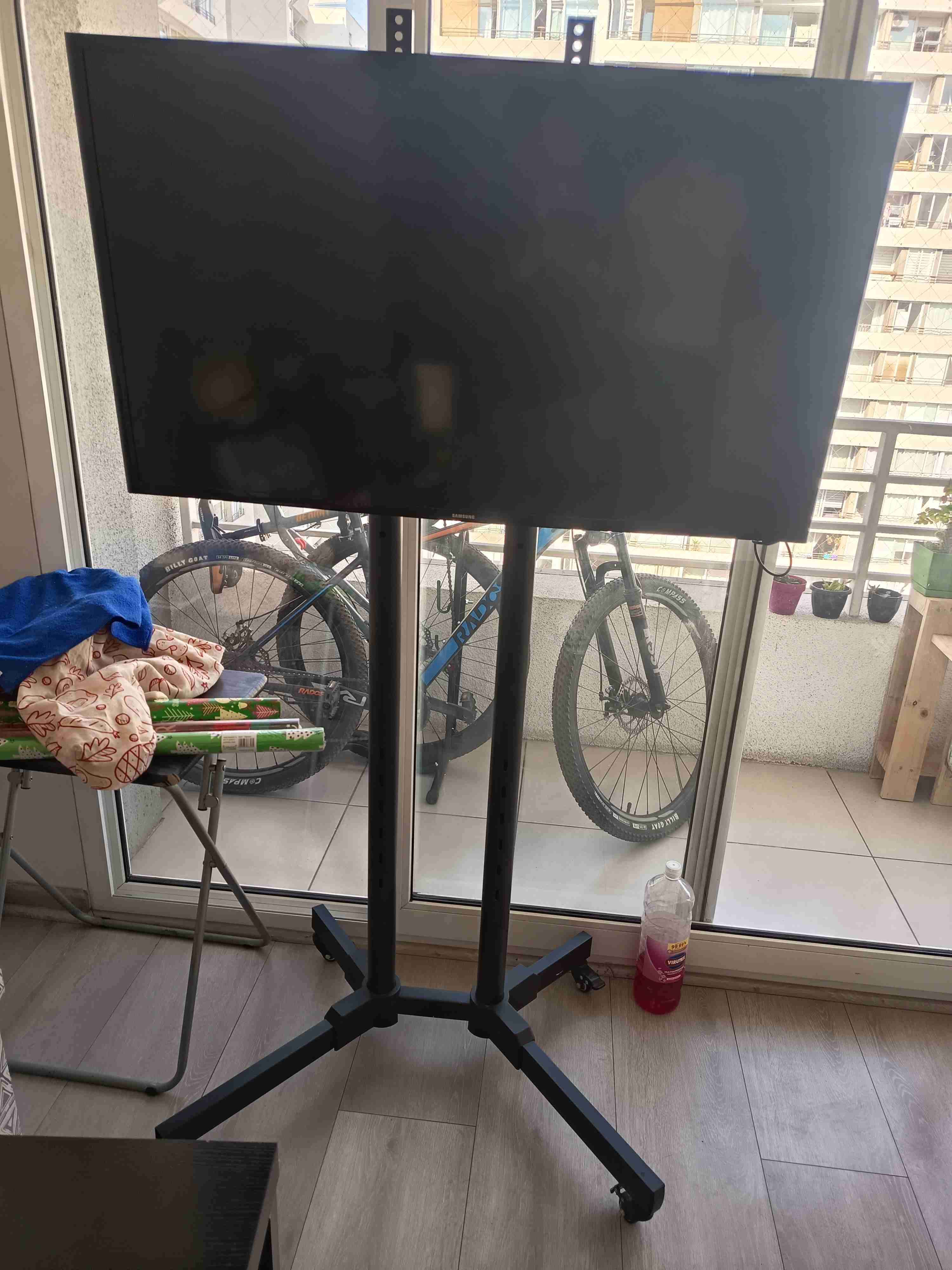 Soporte para tv ajustable con ruedas