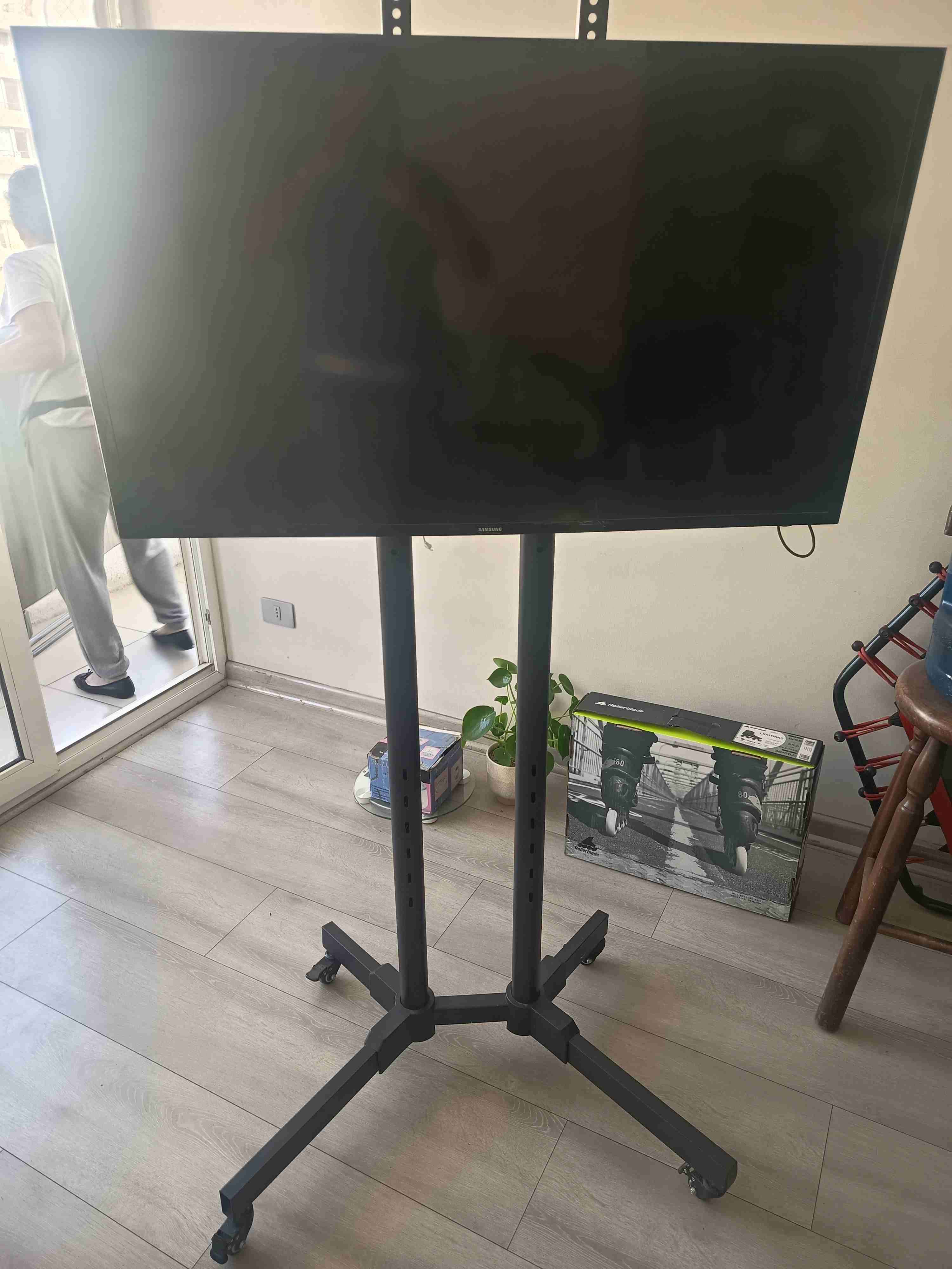 Soporte para tv ajustable con ruedas - miniatura 3