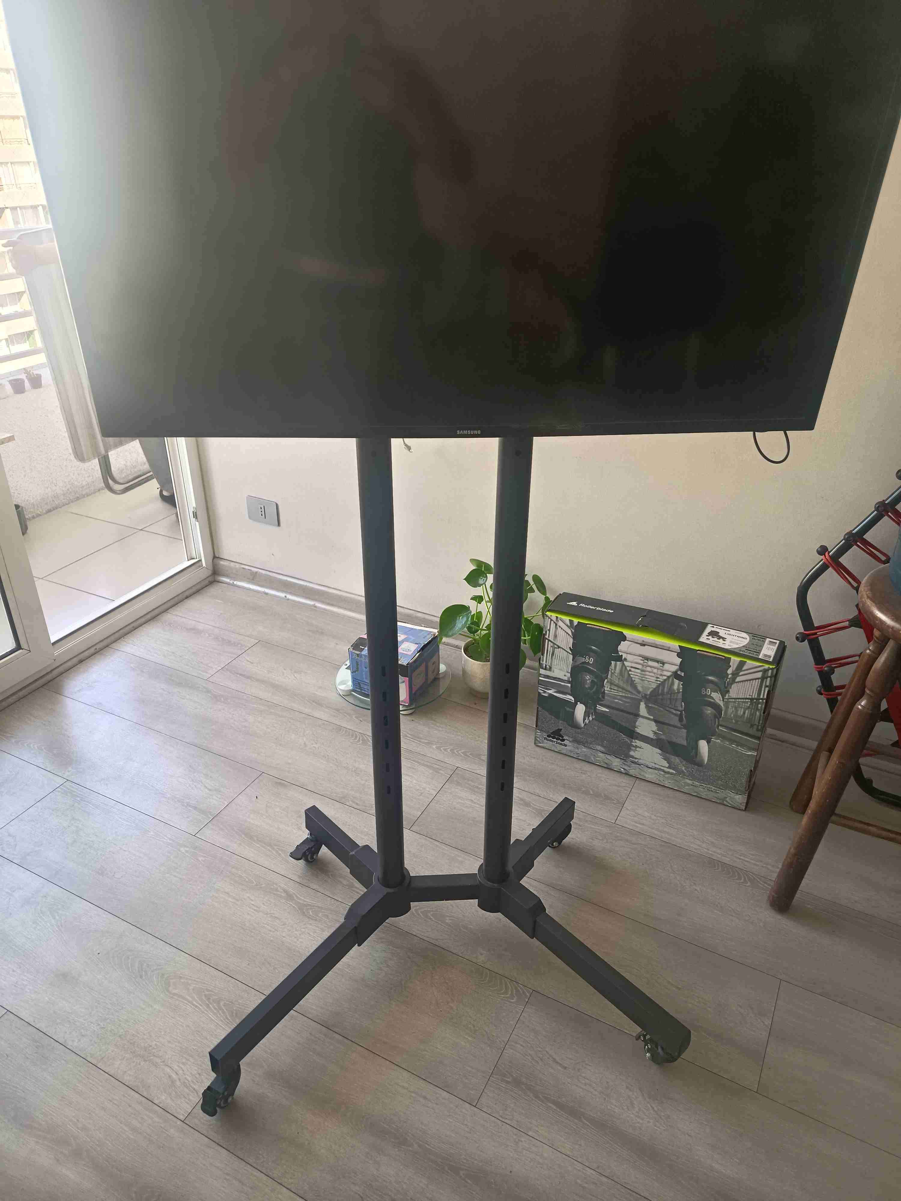 Soporte para tv ajustable con ruedas - miniatura 4