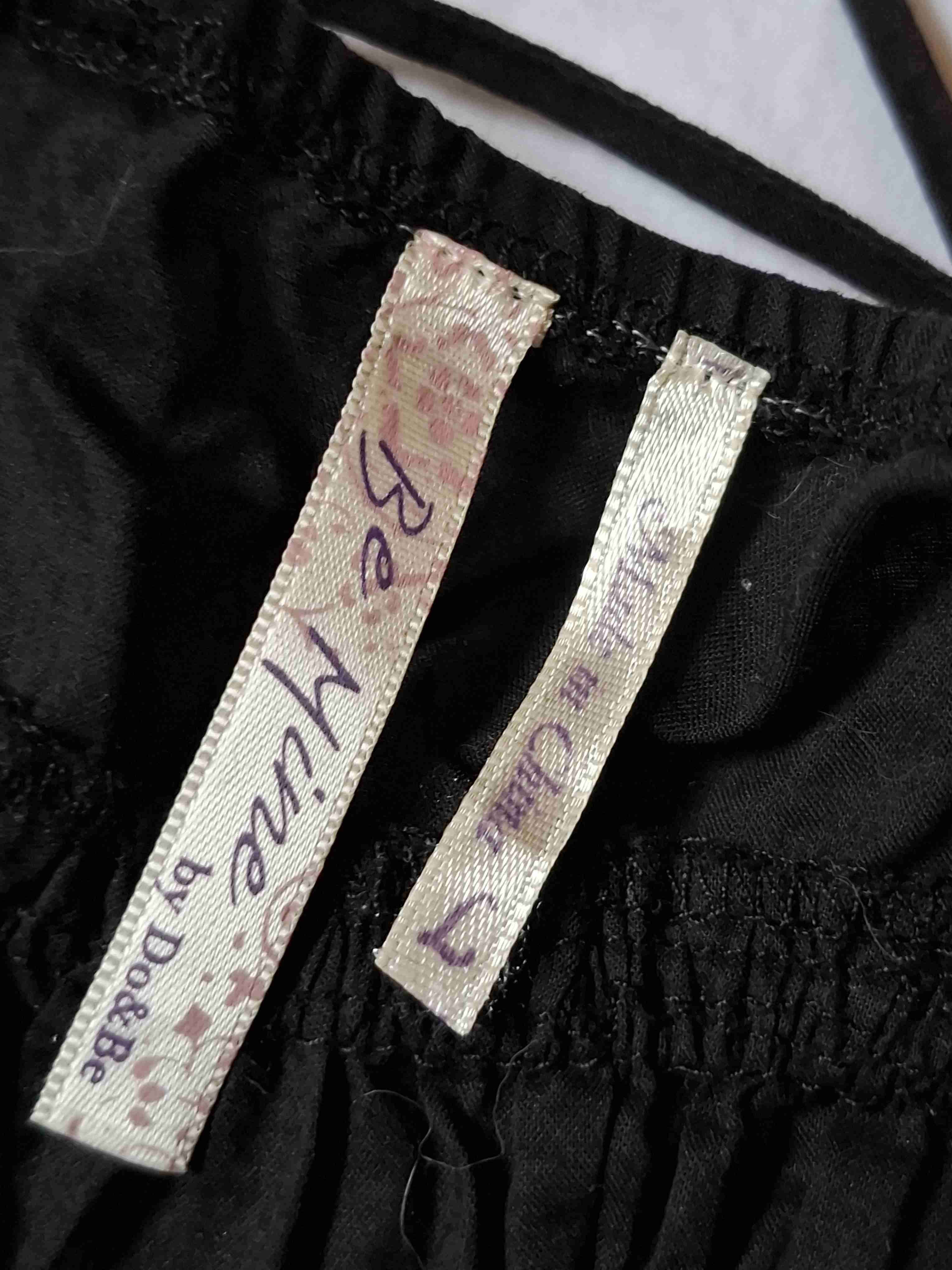 Top negro con bordado floral - miniatura 3