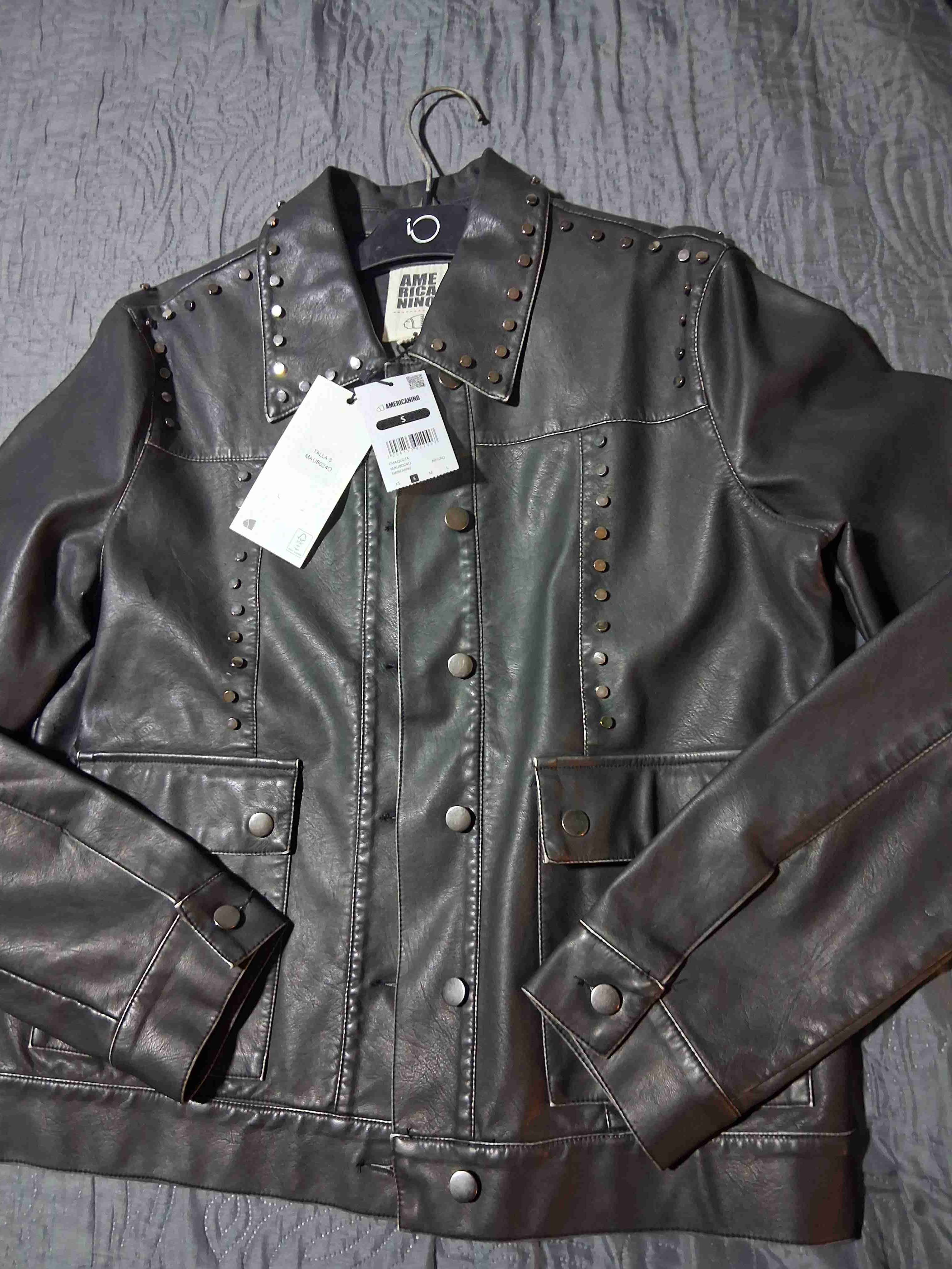 Chaqueta de cuero con tachas