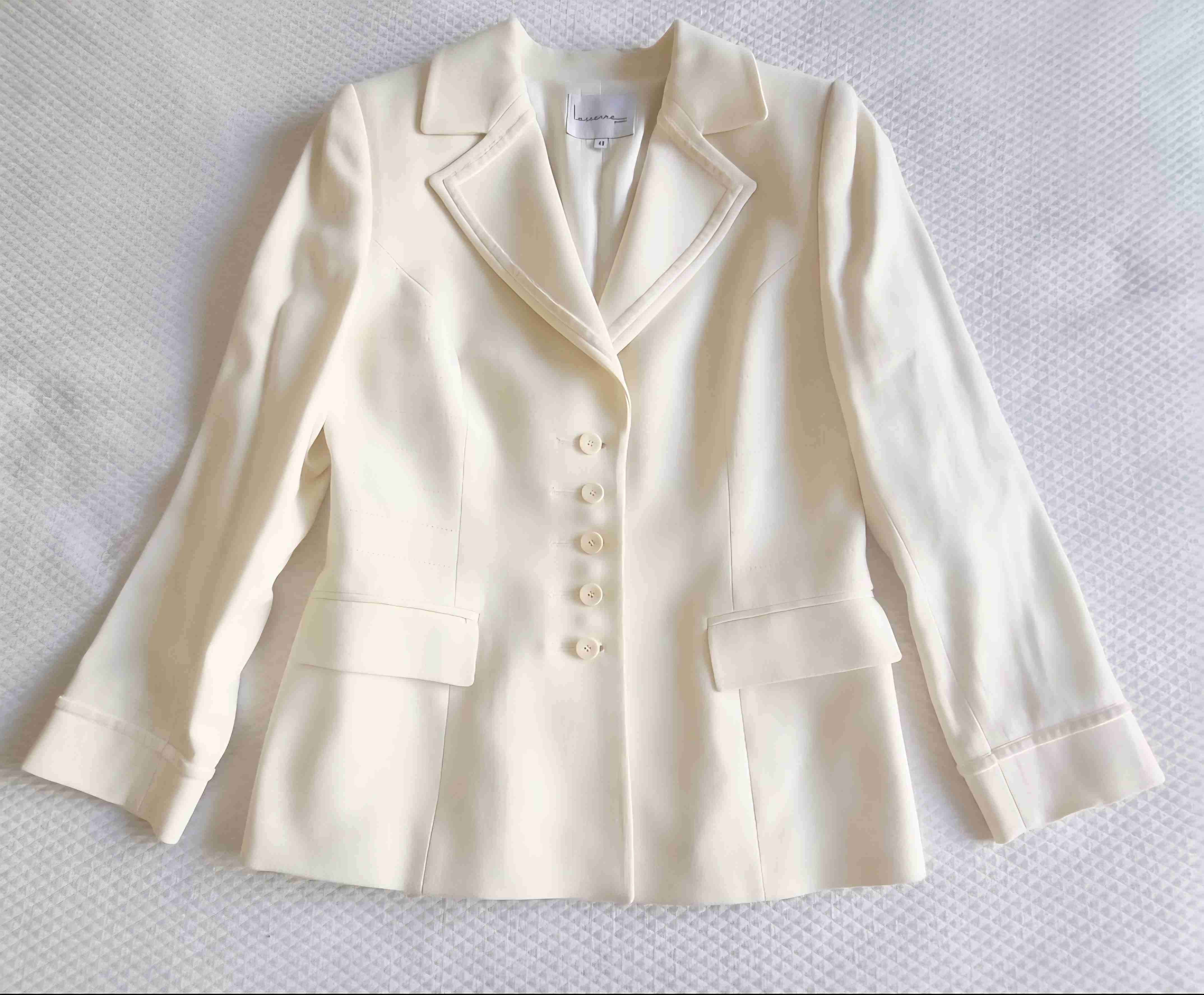 Blazer marca Lasserre Paris, talla M, tono marfil.