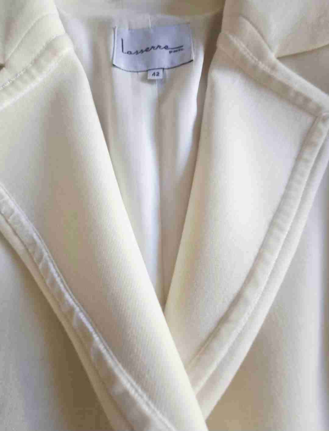 Blazer marca Lasserre Paris, talla M, tono marfil. - 2