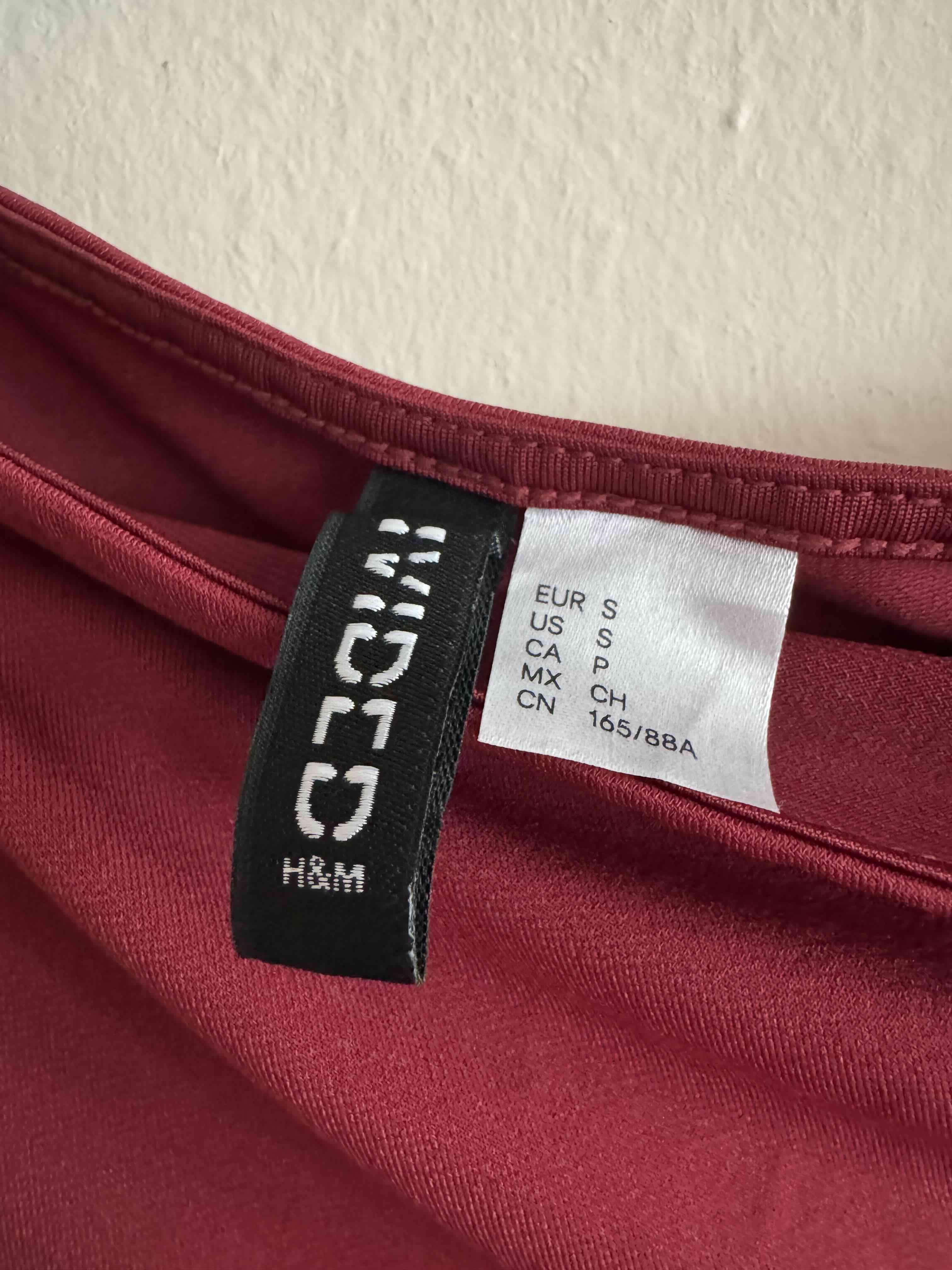 Vestido rojo elegante - miniatura 4