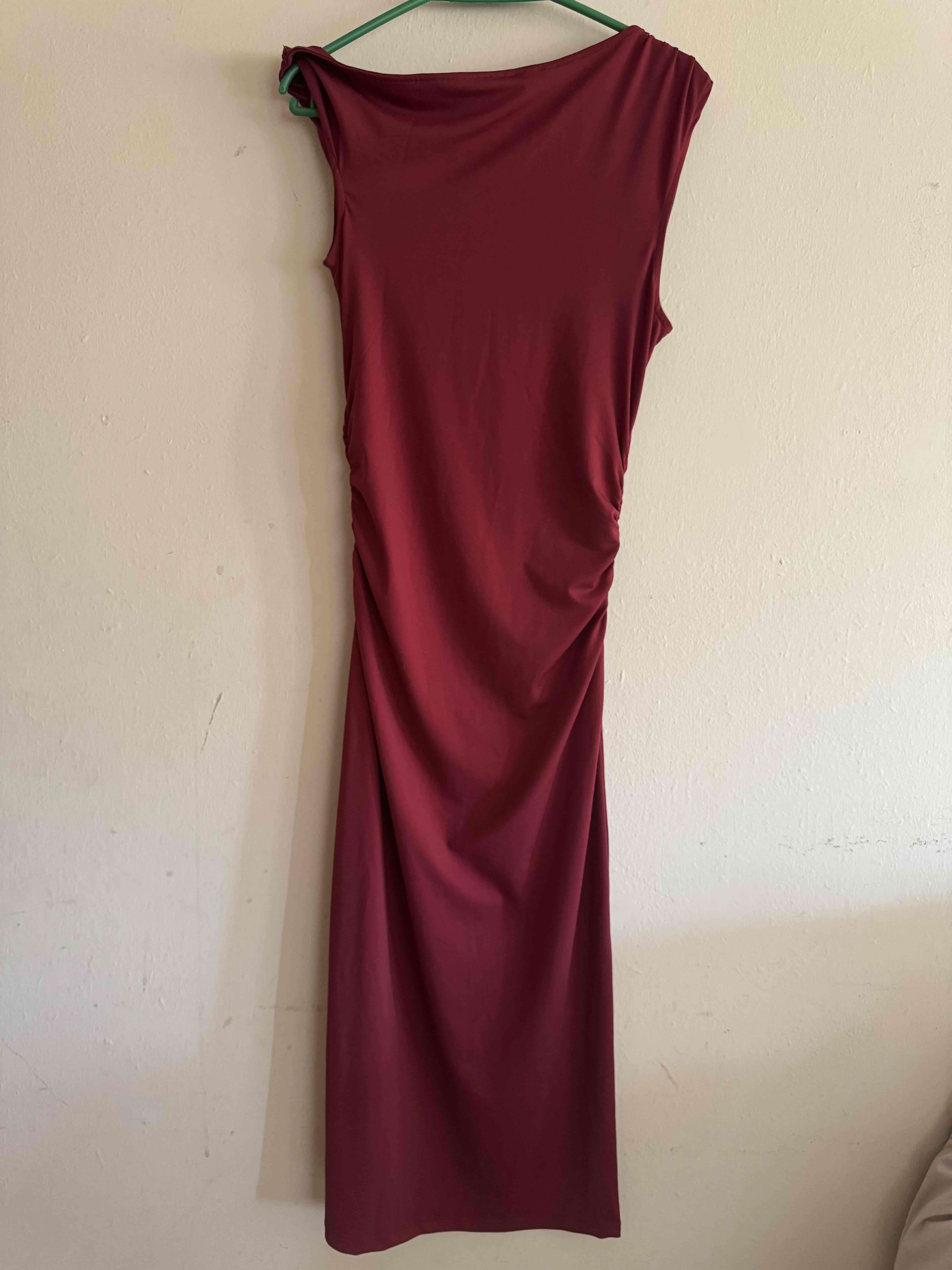 Vestido rojo elegante - miniatura 5